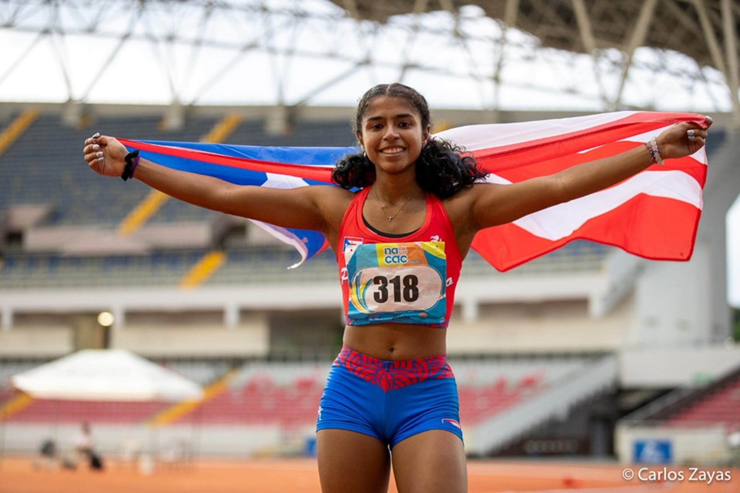 Francés Colon despliega la bandera de Puerto Rico luego de ganar los 100 metros planos de Campeonato Nacac Sub-18 en San José, Costa Rica, el mes pasado. (Carlos Zayas Zayas).