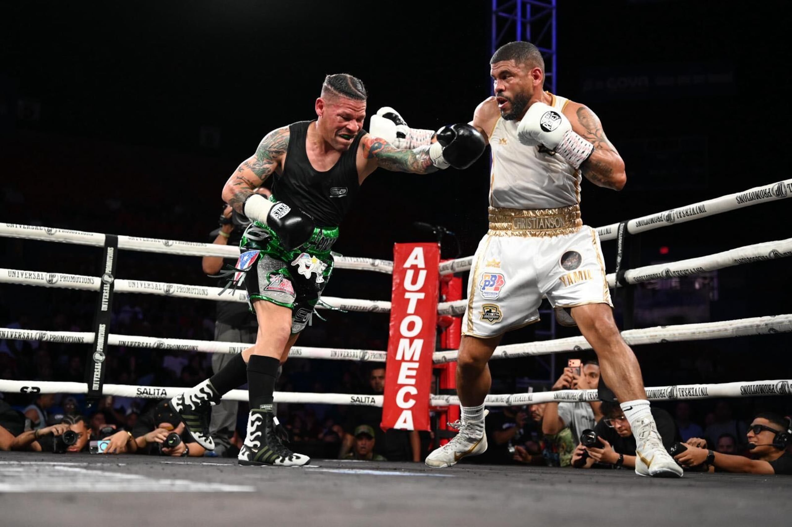 Juan Manuel “Juanma” López y Orlando “Fenómeno” Cruz durante su pelea estelar en el Coliseo Rubén Rodríguez, de Bayamón.