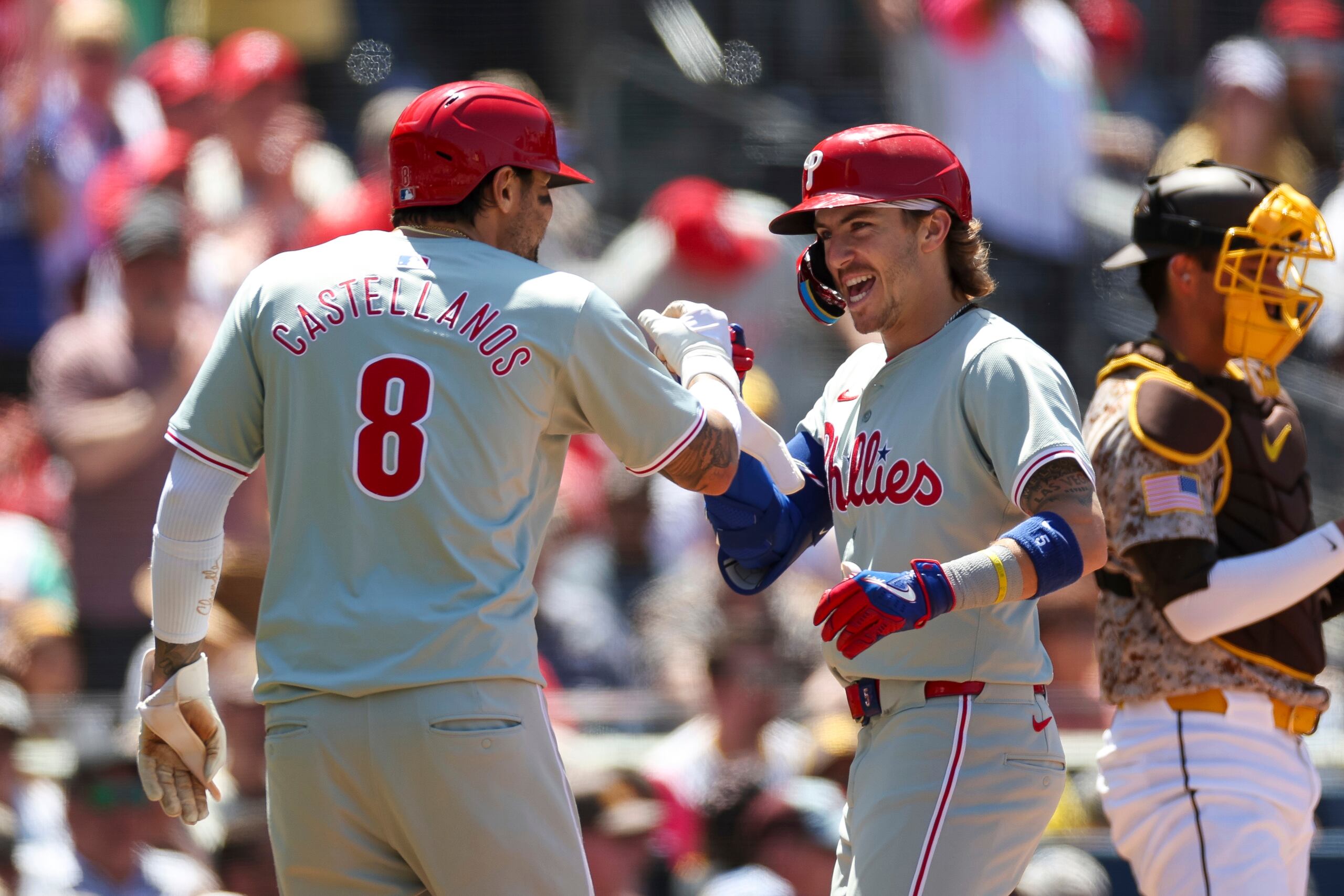 Bryson Stott celebra un cuadrangular de dos carreras con su compañero de los Phillies, Nick Castellanos.