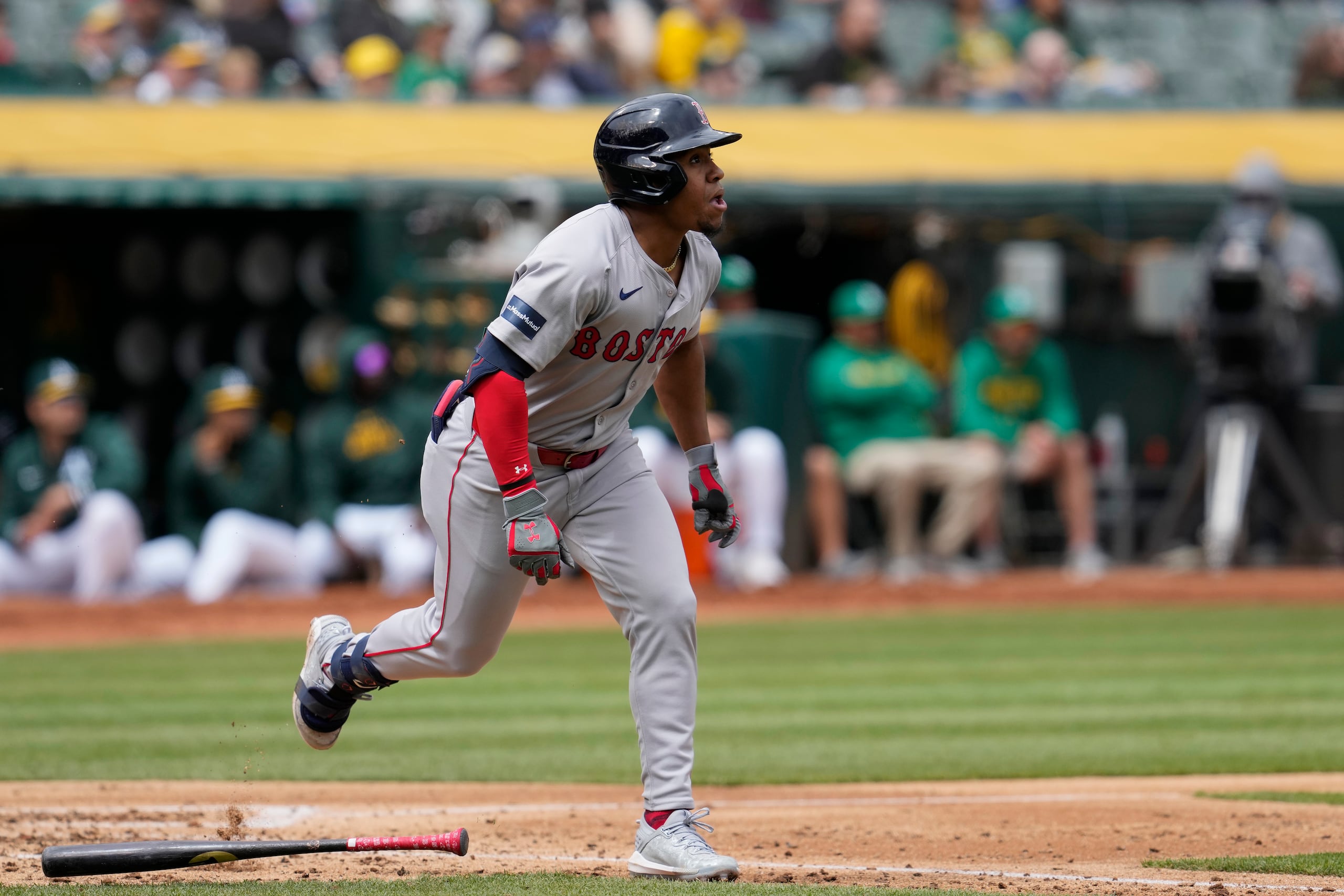 El dominicano Emmanuel Valdez, de los Medias Rojas de Bostn, corre tras conectar un elevado de sacrificio en el juego del miércoles 3 de abril de 2024, ante los Atléticos de Oakland (AP Foto/Godofredo A. Vásquez)