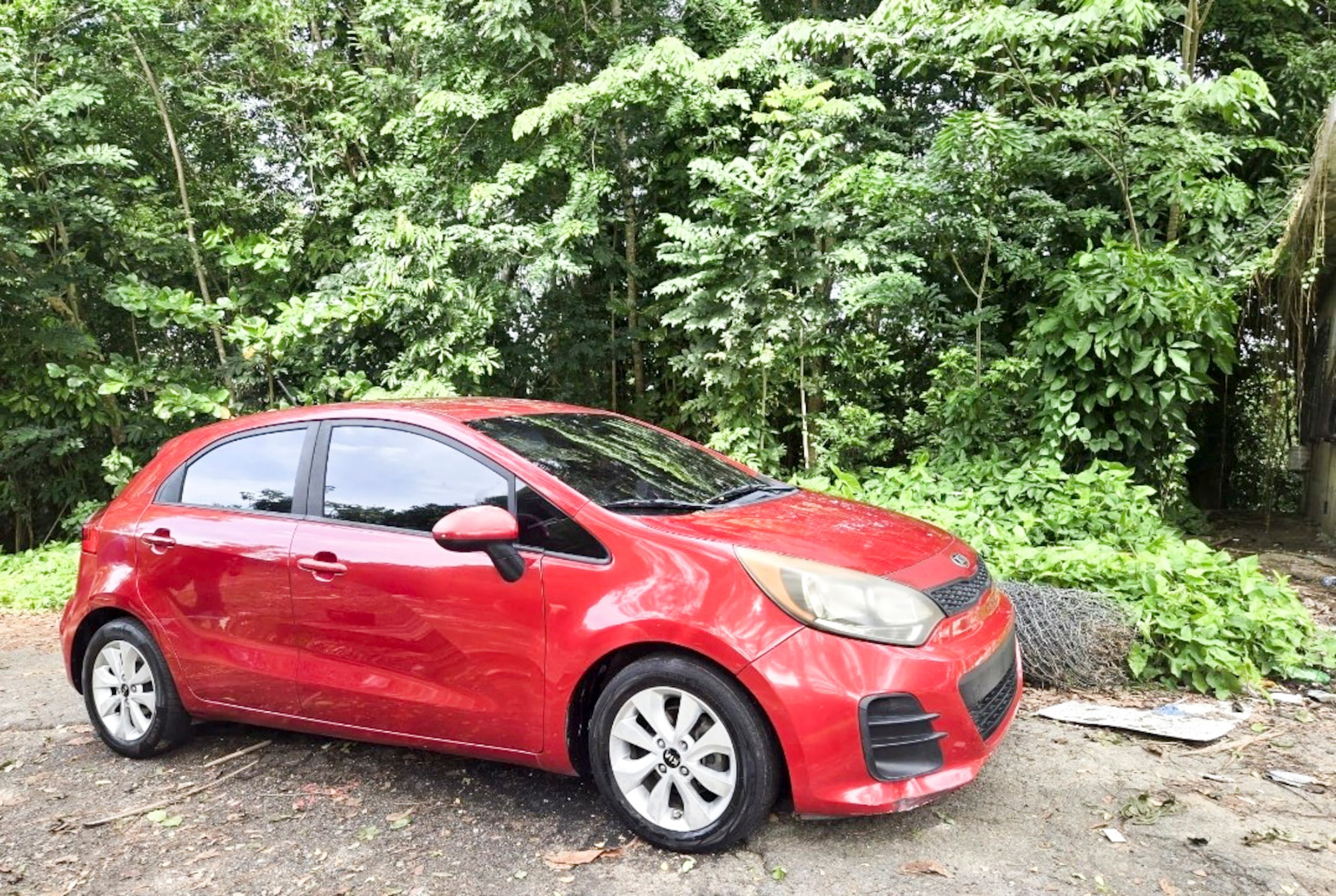 Agentes de la División de Vehículos Hurtados del área de Arecibo recuperaron este Kia Rio, color rojo, del año 2017, que poseía gravamen de vehículo desaparecido.