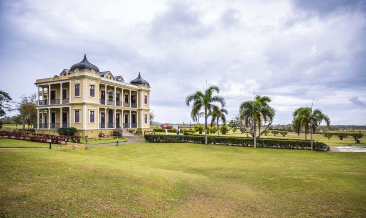 Did you know this town in Puerto Rico has a castle? Few know him