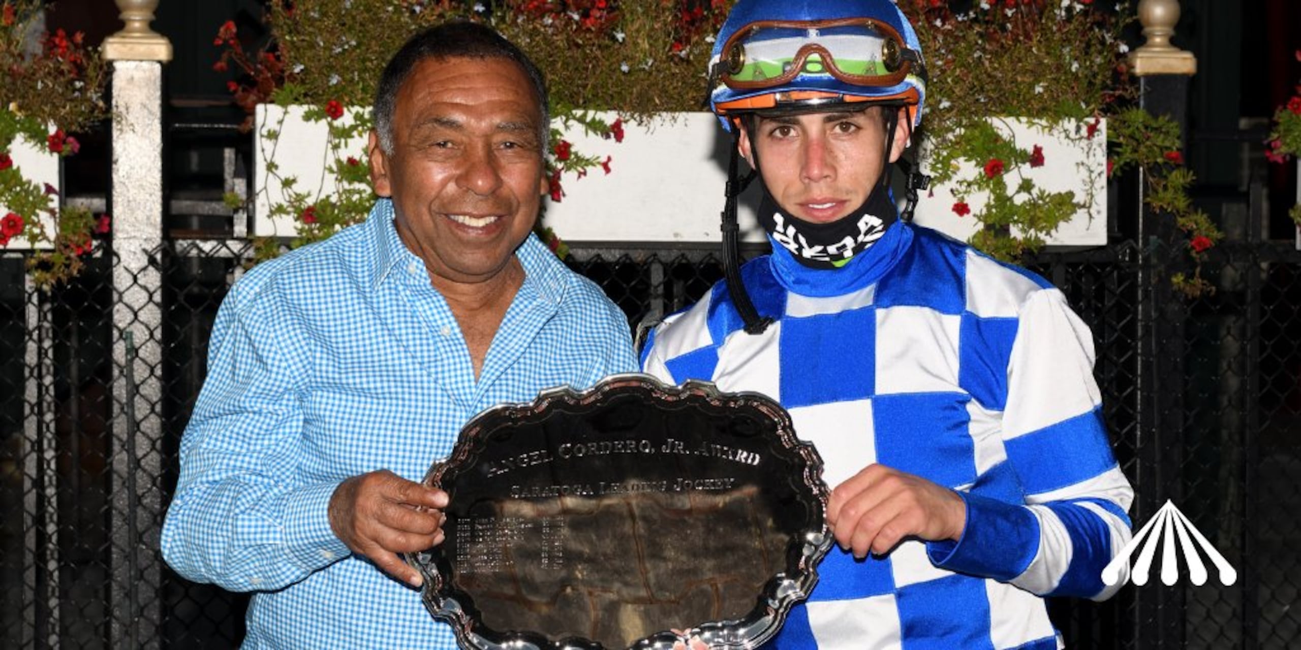 El exjinete Ángel 'Junior' Cordero -izquierda- es llamado el Rey de Saratoga, razón por la cual el trofeo al jinete que gana la estadísticas de victorias recibe en Angel Cordero Award. A la derecha, Irad Ortiz recibe el premio por la temporada del 2023. Es su quinto corrido en ese hipódromo.
