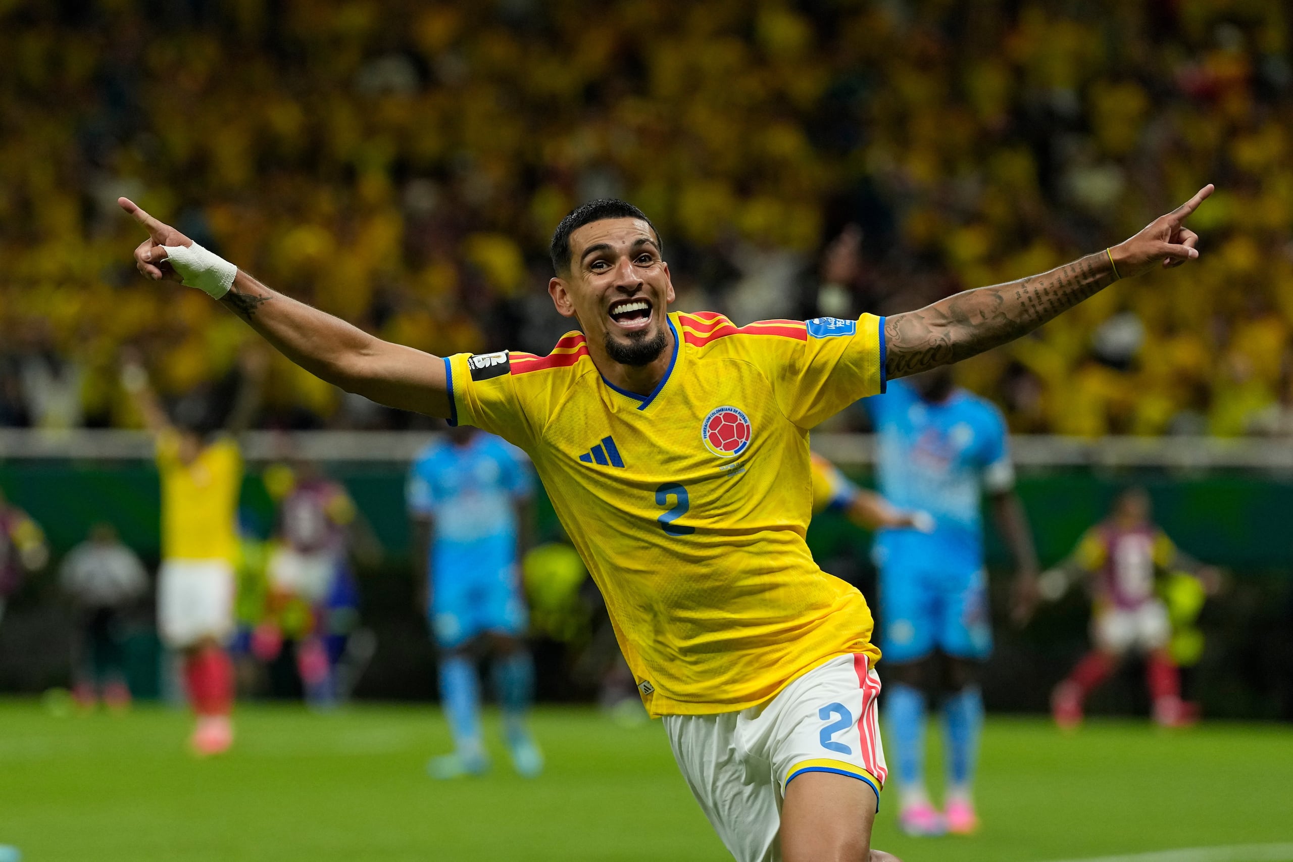 Daniel Muñoz, de la selección de Colombia, festeja tras anotar ante el Congo.