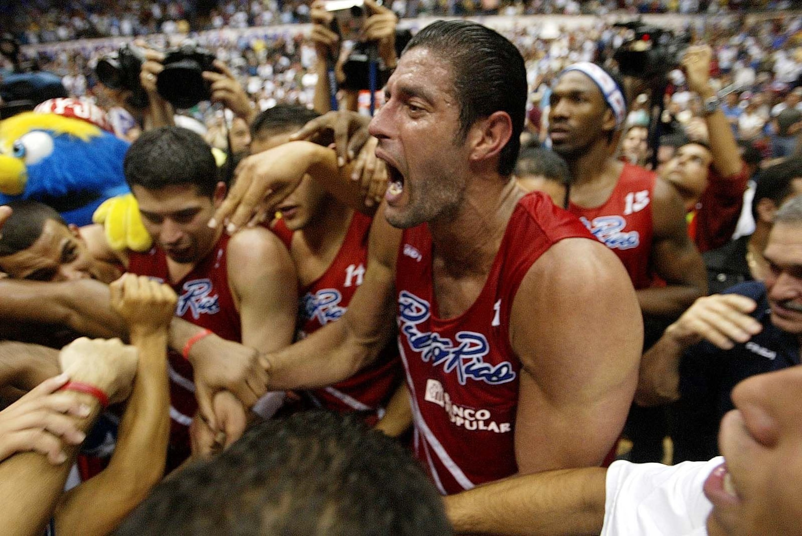 José ‘Piculín’ Ortiz y el resto de la selección boricua celebra la victoria sobre Canadá en el Preolímpico del 2003 que le dio el tercer y último puesto a las Olimpiadas. (GFR Media)