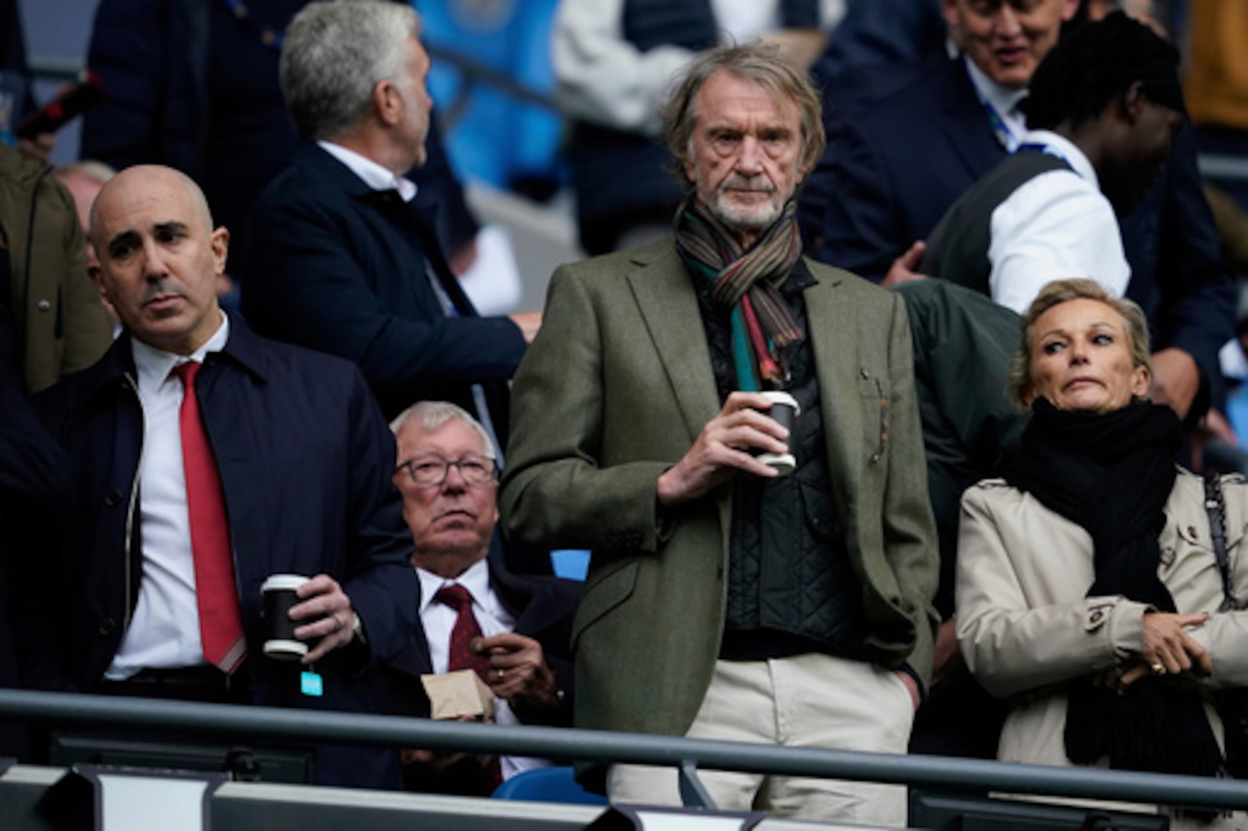 ARCHIVO - Jim Ratcliffe, copropietario del Manchester United, frente al ex entrenador Alex Ferguson durante el partido de fútbol de la Premier League entre el Manchester City y el Manchester United en Manchester, Inglaterra, el 14 de septiembre de 2025. (AP Photo/Dave Thompson, Archivo)