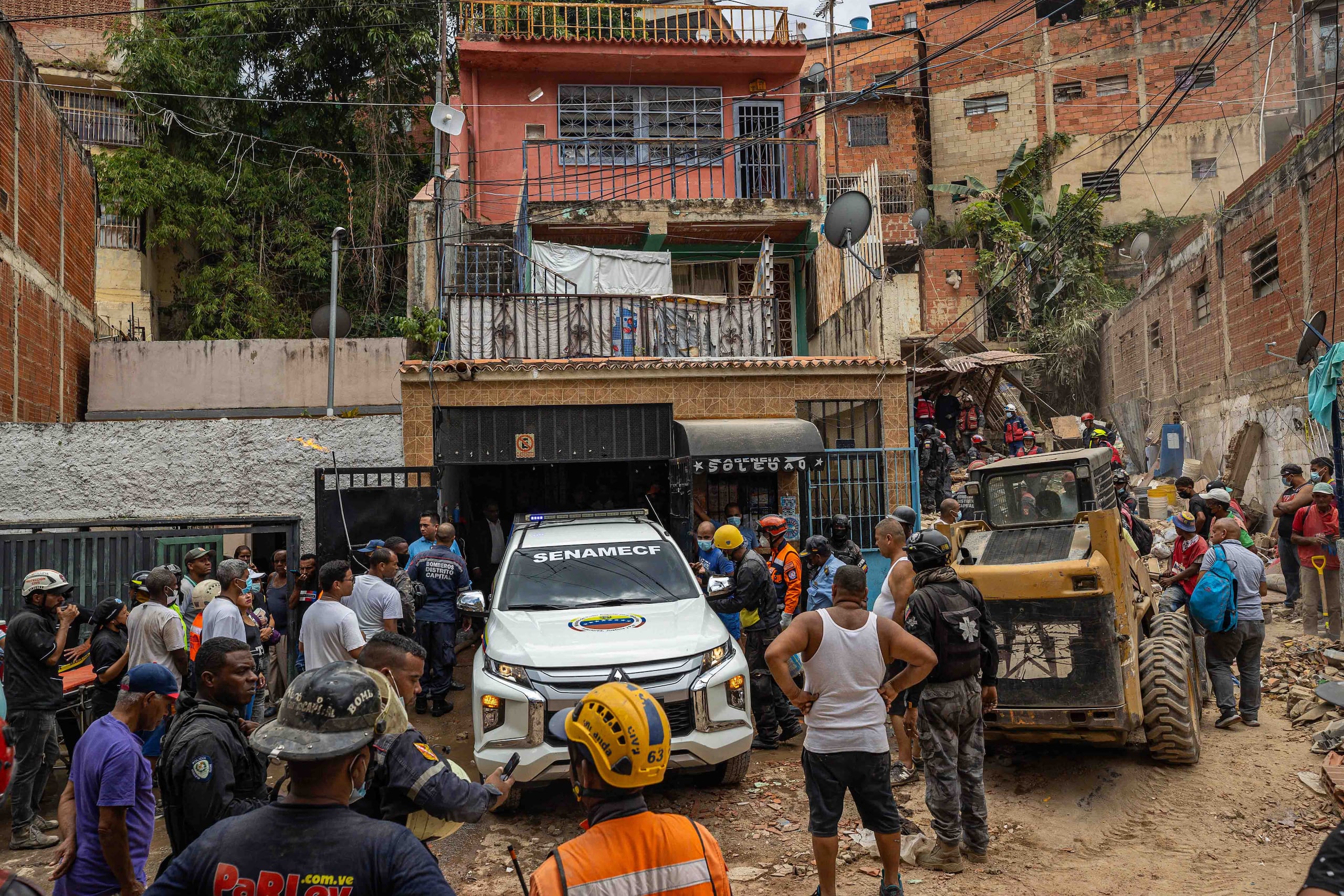 Rescatistas trabajan en la zona donde se derrumbó un edificio de tres plantas este lunes, en el barrio Unión de Petare en Caracas (Venezuela). EFE/ Henry Chirinos