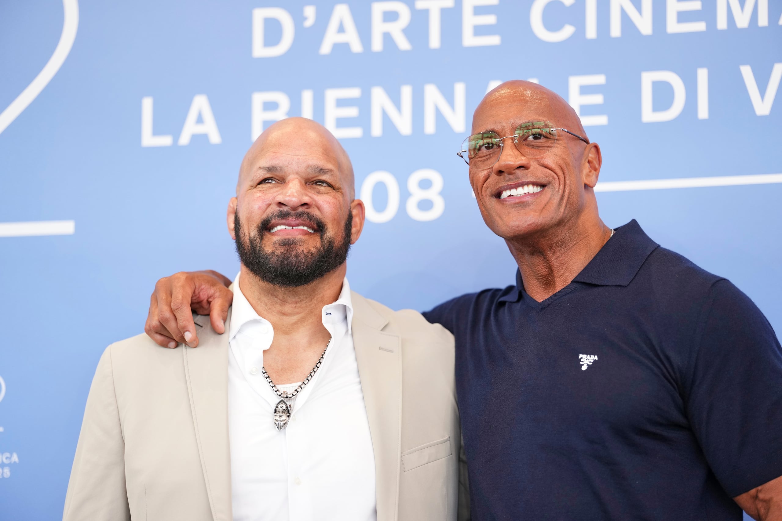 Mark Kerr, a la izquierda, y Dwayne Johnson posan en la sesión fotográfica de la película 'The Smashing Machine' durante la 82ª edición del Festival de Cine de Venecia en Venecia, Italia, el lunes 1 de septiembre de 2025. (Foto Scott A Garfitt/Invision/AP)