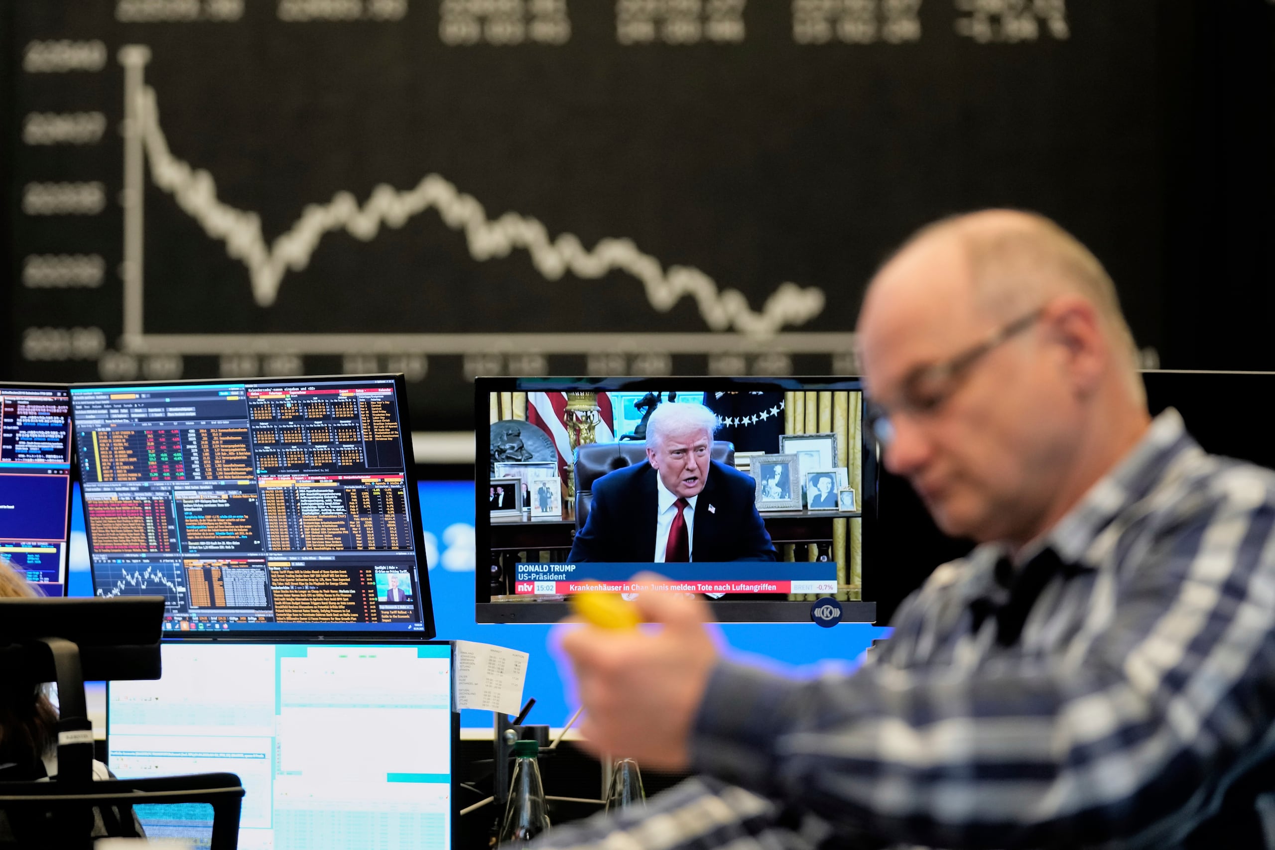 Los mercados financieros se vieron sacudidos, con los futuros de las acciones estadounidenses cayendo hasta un 3% a primera hora del jueves y el mercado de Tokio liderando las pérdidas en Asia.