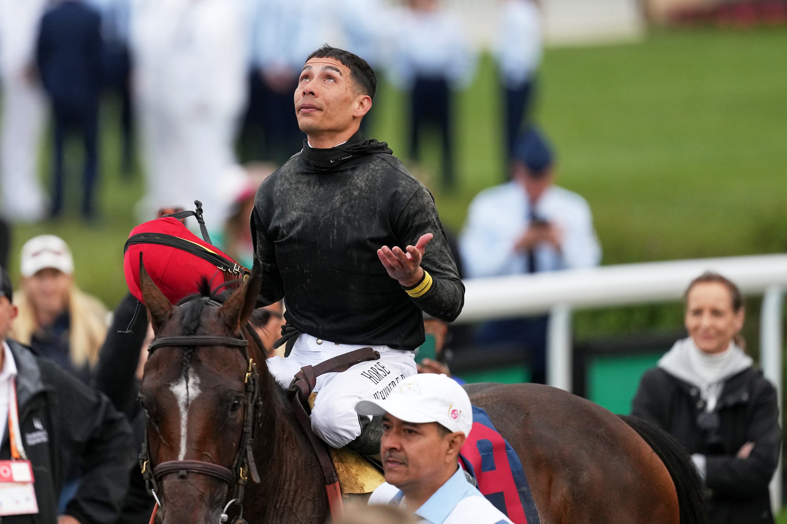 José Luis Ortiz celebra luego de ganar la prestigiosa carrera en Churchill Downs.