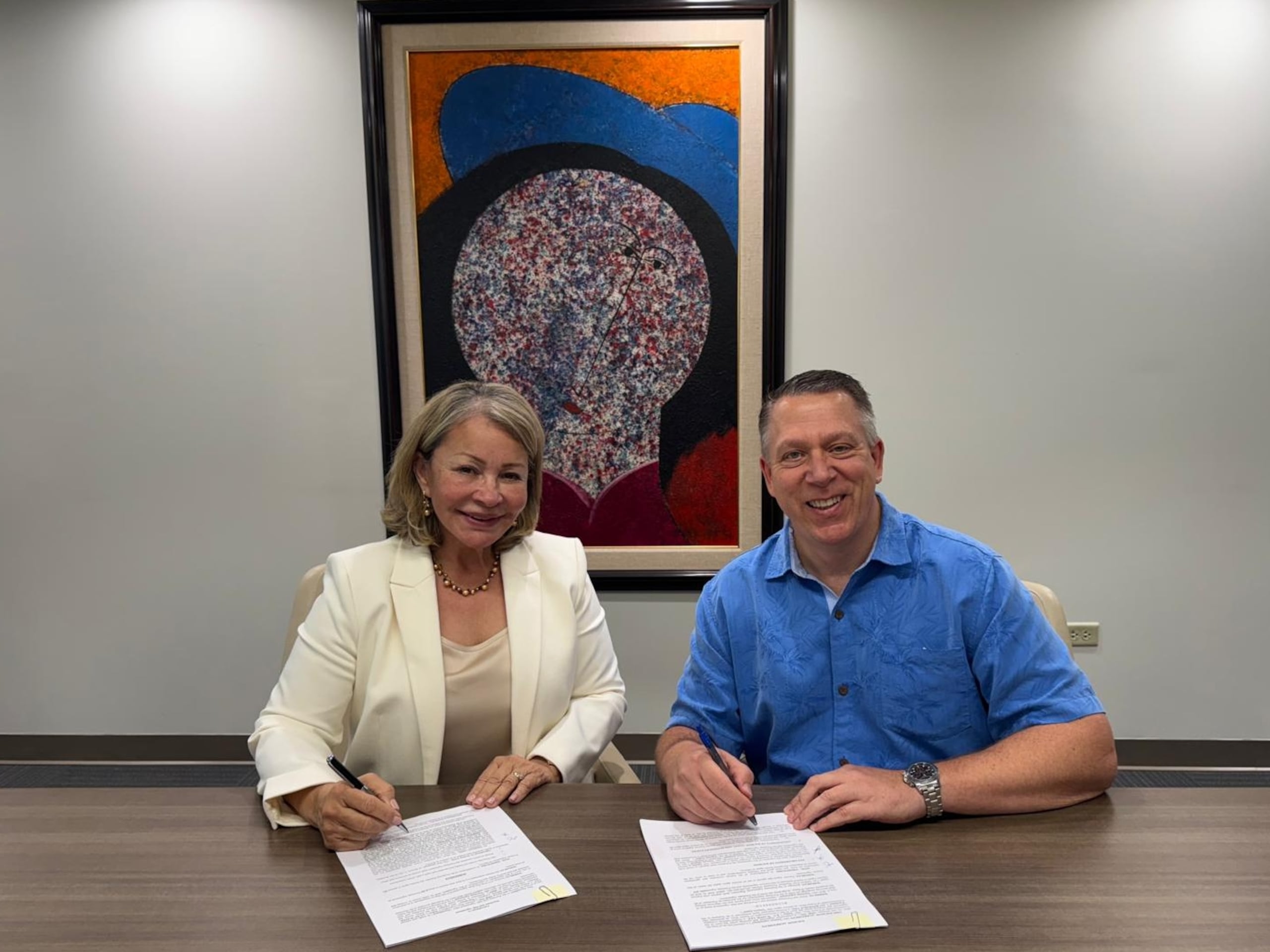 A la izquierda, Siria Reyes, presidenta y tesorera de ARB, Inc., y Mark Johnson, CEO de EC Waste.