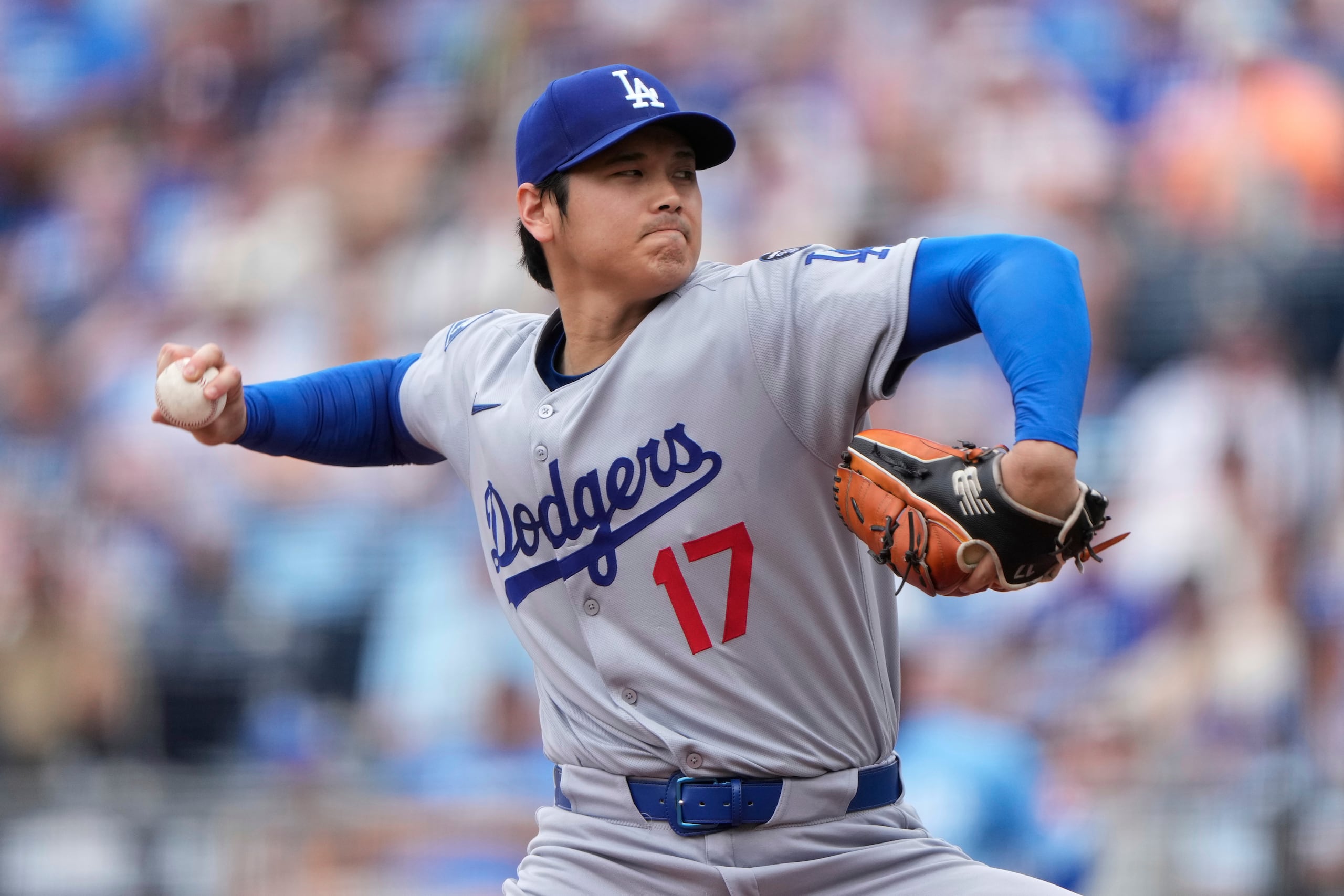 El lanzador abridor de los Dodgers de Los Ángeles, Shohei Ohtani, lanza durante la primera entrada de un partido de béisbol contra los Reales de Kansas City.
