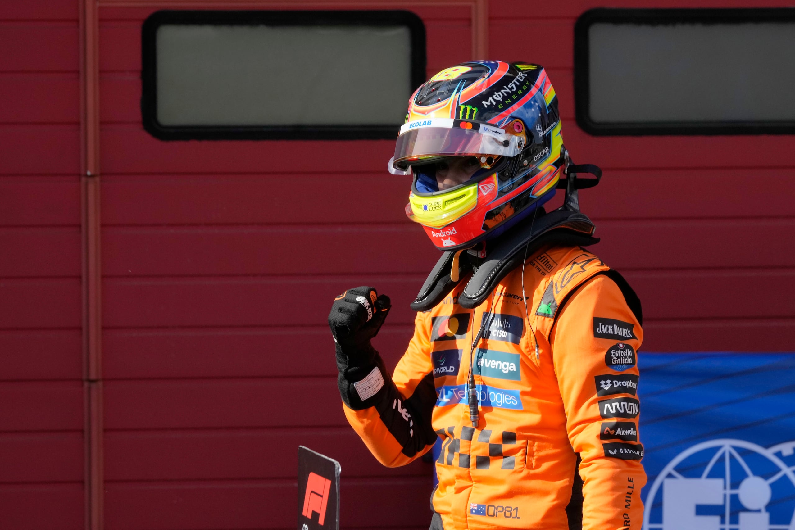 El piloto australiano Oscar Piastri, de McLaren, celebra al quedarse con la pole en la sesión de calificación del Gran Premio Emilia-Romaña. (AP Foto/Luca Bruno)
