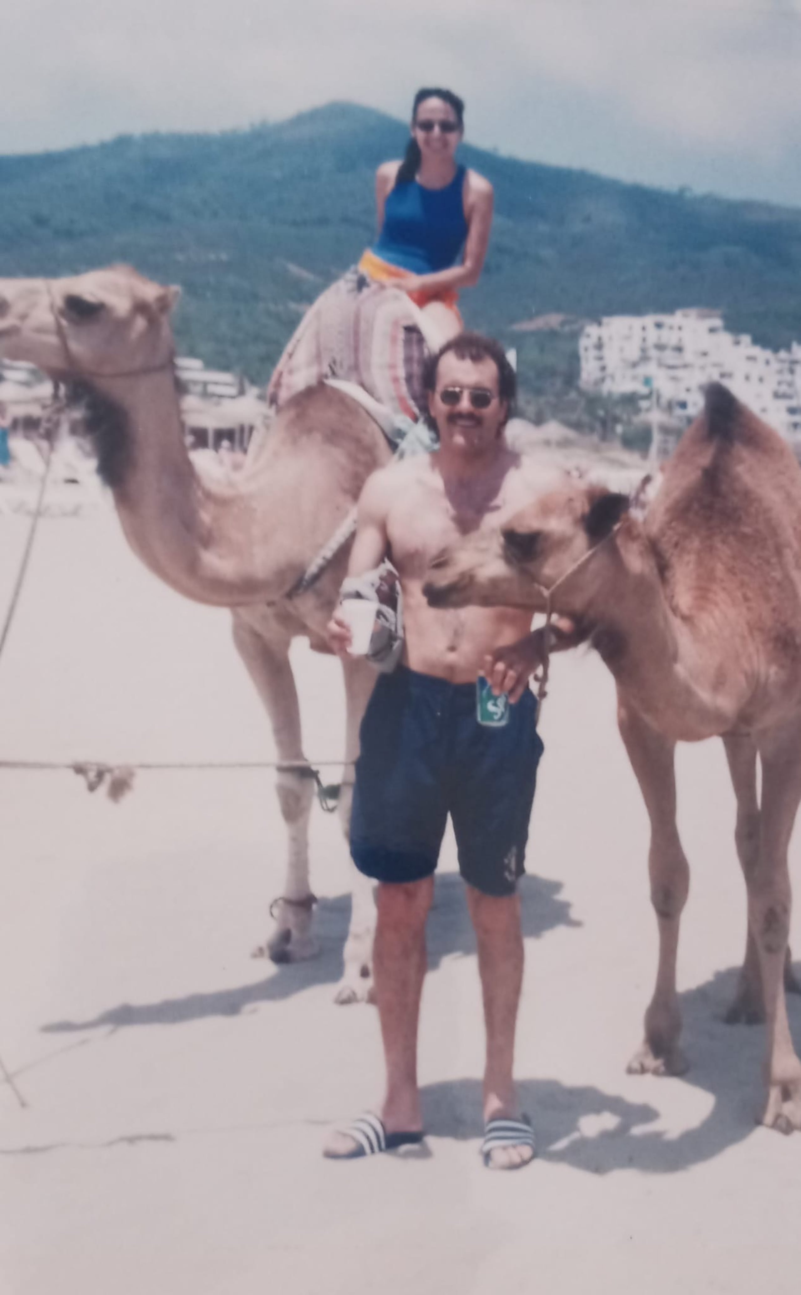 Annie González en Marruecos junto a su esposo