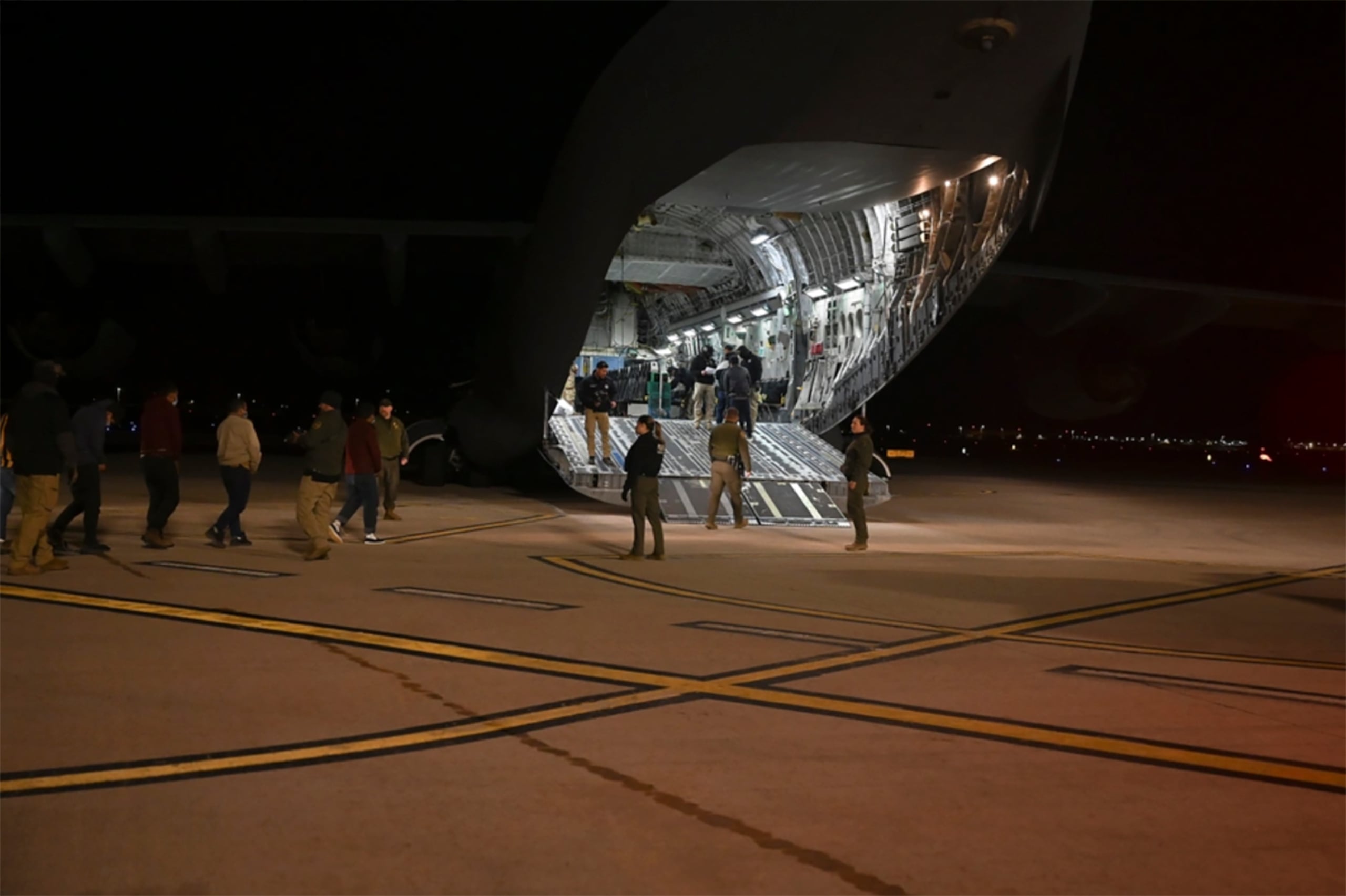 Migrantes son ingresados en un avión militar para su deportación. (TSgt Kimberly Nagle/U.S. Dept. of Defense via AP)