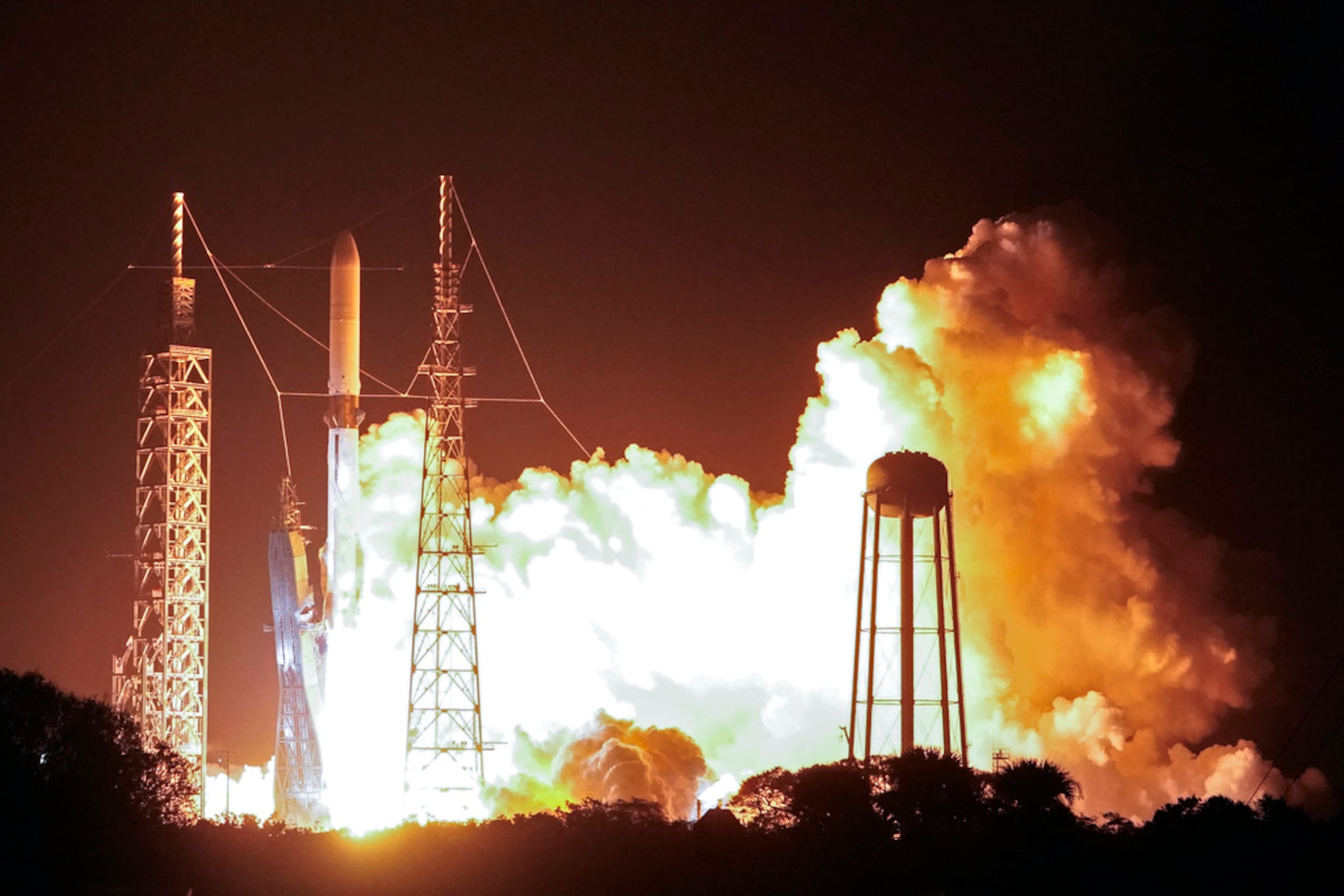 El cohete New Glenn de Blue Origin despega del Complejo de Lanzamiento 36 en la Estación de la Fuerza Espacial de Cabo Cañaveral, el 16 de enero de 2025, en Cabo Cañaveral, Florida.