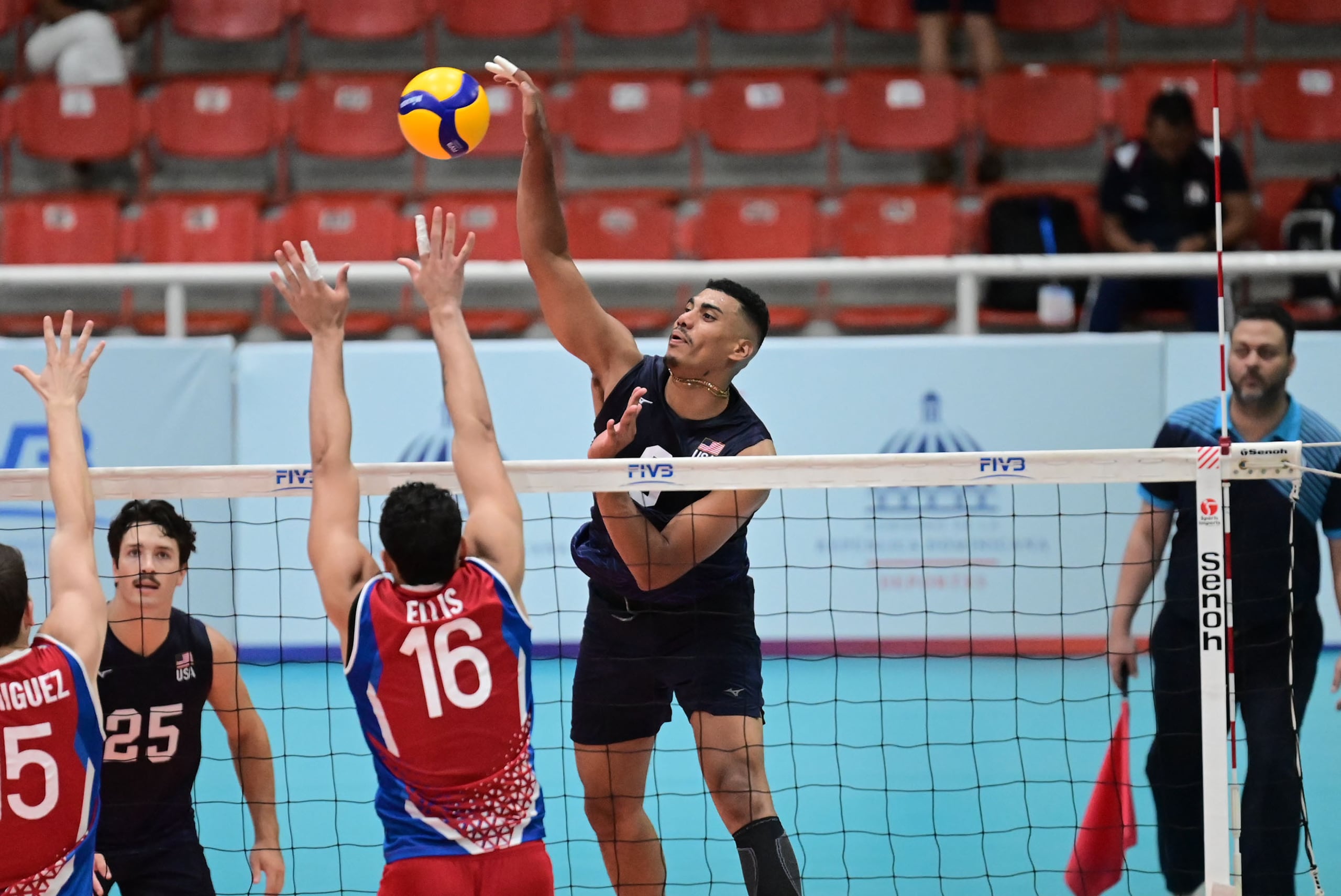 Gabriel García ataca cruzado contra Puerto Rico en el juego del domingo, en el inicio de la Copa Panamericana.