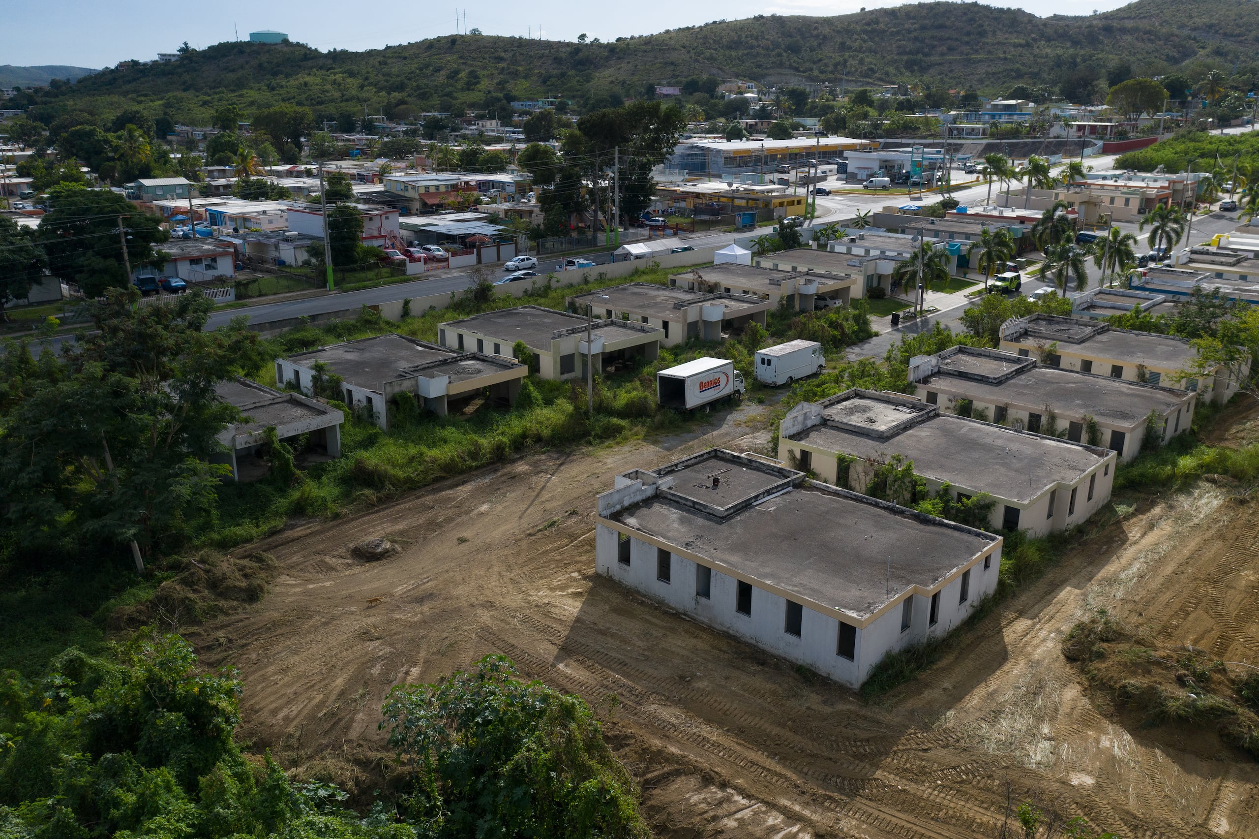 Cerca de Villa Jireh se encuentra la urbanización Emerald View, que quedó a medio construir y donde el Municipio adquirió 14 viviendas para terminarlas y reubicar al resto de las familias.
