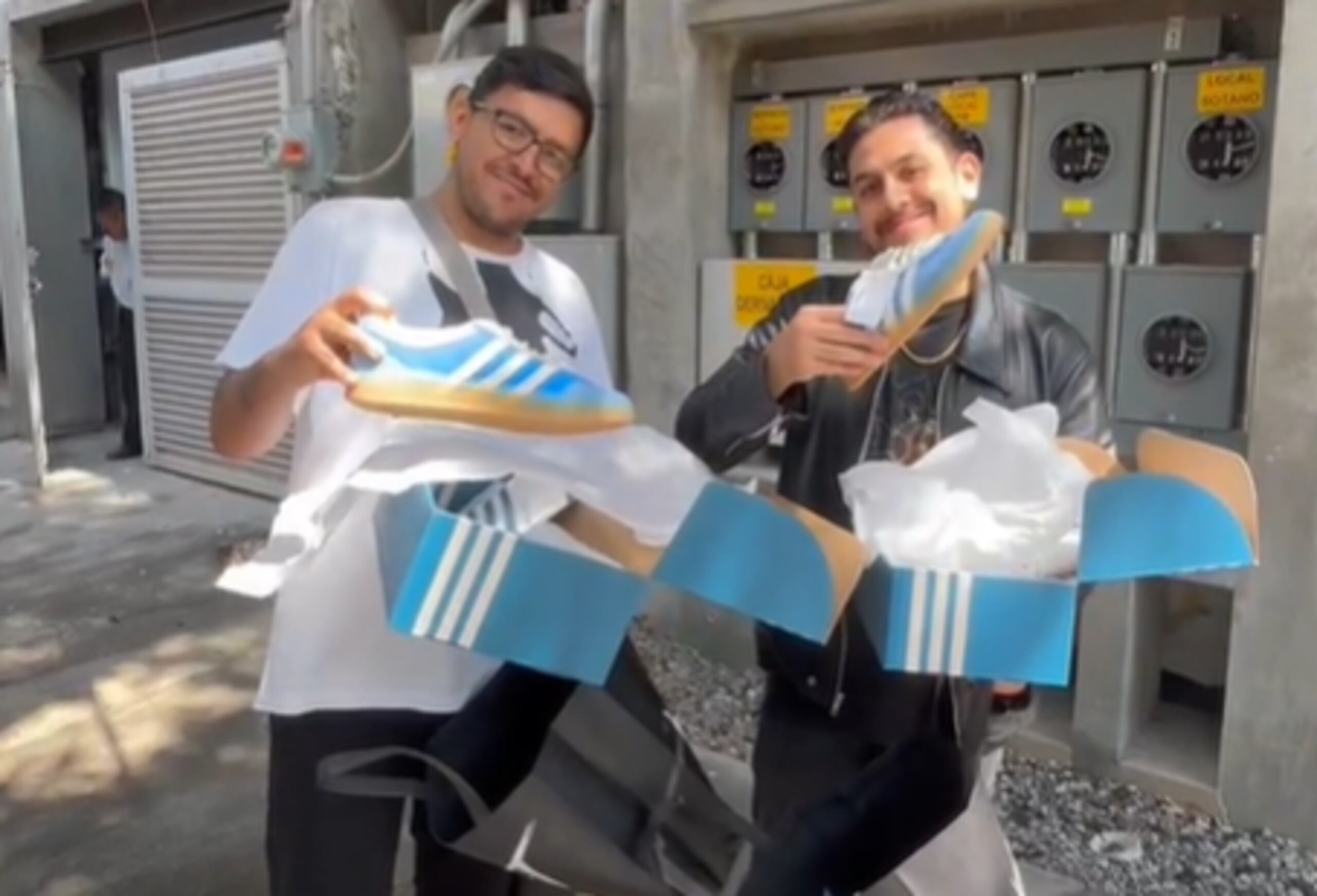 Fanáticos con nuevas tenis de Bad Bunny en Ciudad de México.
