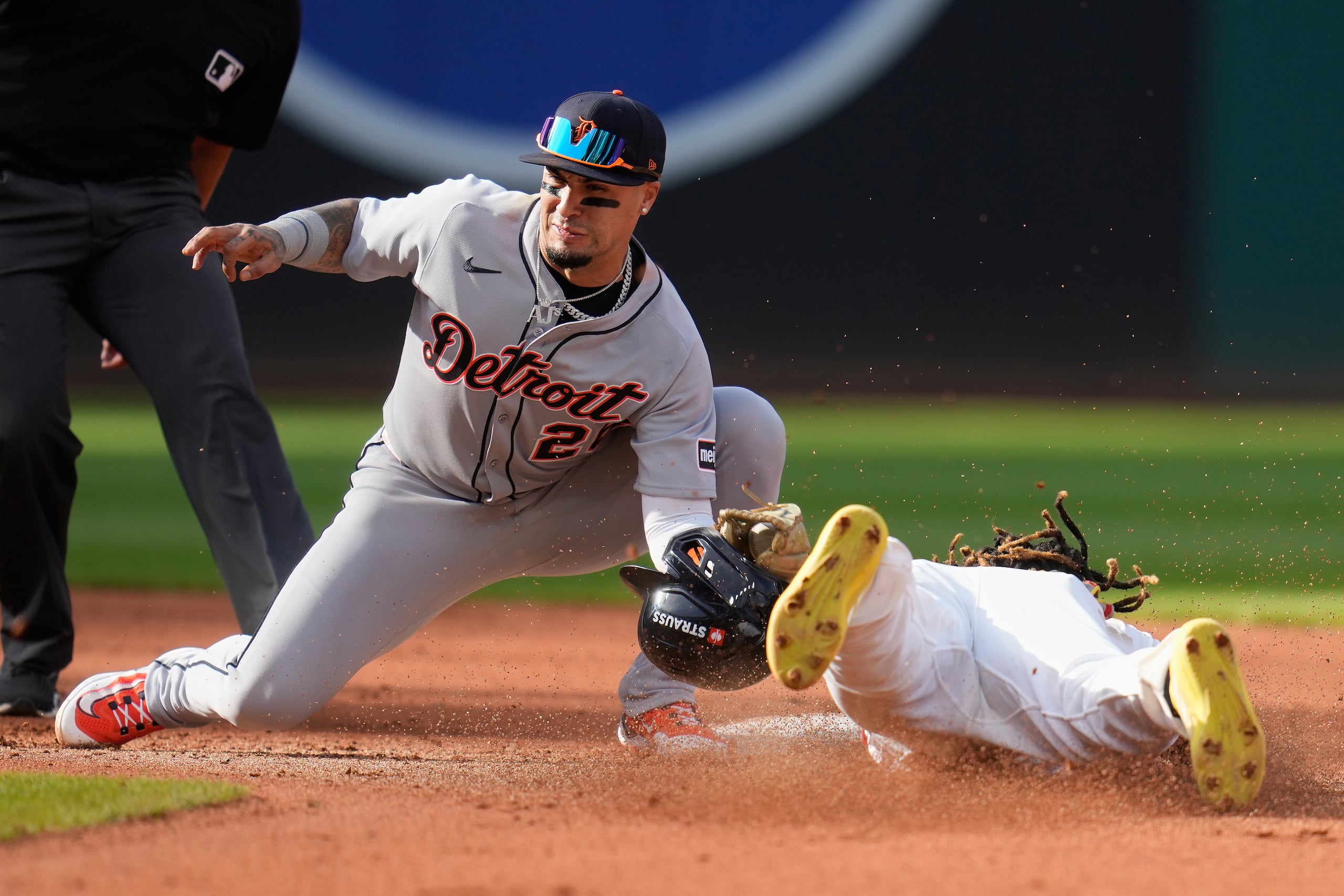 José Ramírez es puesto out por Javier Báez al intentar robar la segunda base en la cuarta entrada del tercer juego de la serie de comodines entre Cleveland y Detroit.