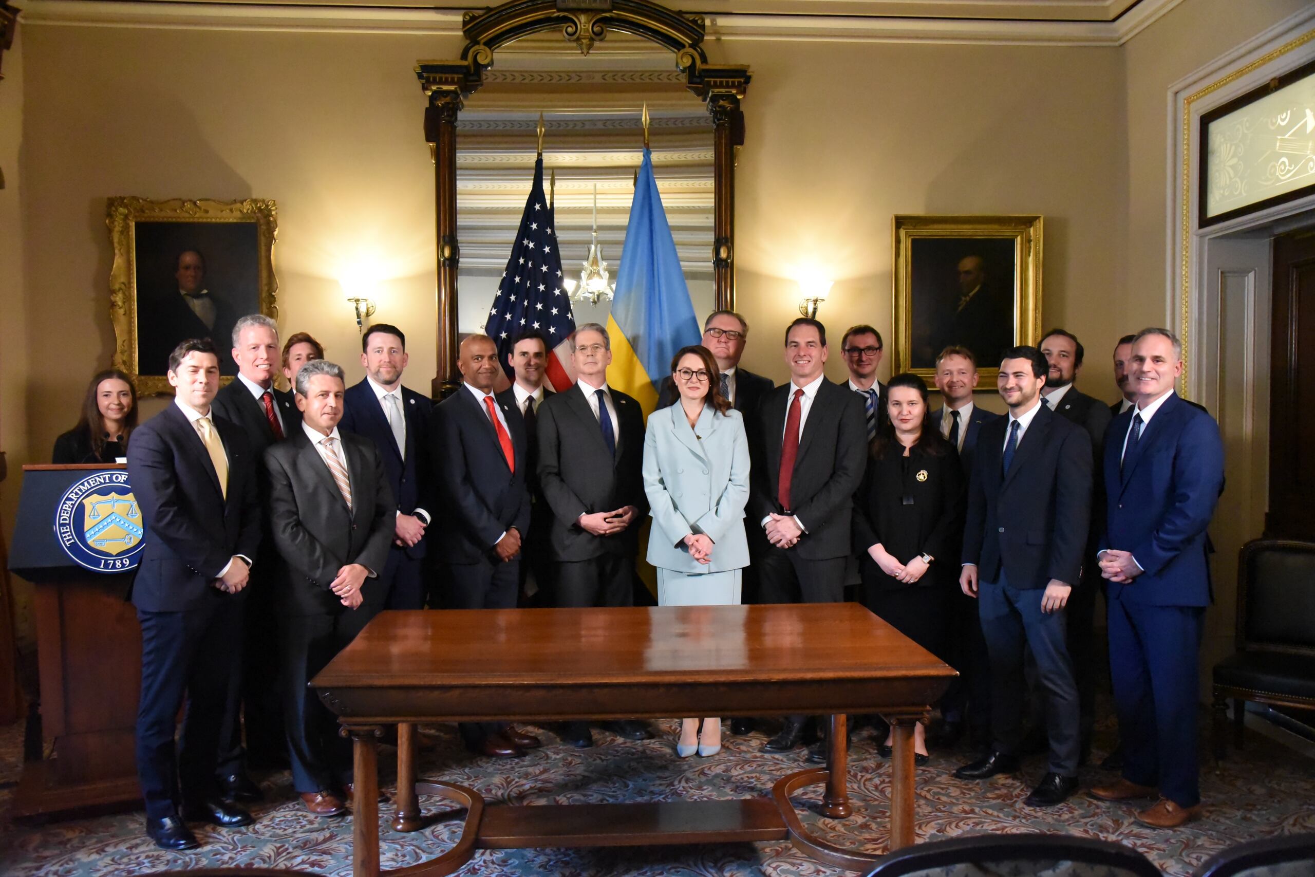 Fotografía tomada de la cuenta en X @Svyrydenko_Y de la ministra de Economía de Ucrania, Yulia Svyrydenko (c-d), al posar con el secretario del Tesoro de EE.UU., Scott Bessent (c-i), este miércoles, 30 de abril, luego del anuncio de la firma del establecimiento de un Fondo de Inversión para la Reconstrucción Estados Unidos-Ucrania, en Washington (EE.UU.). (EFE/@Svyrydenko)