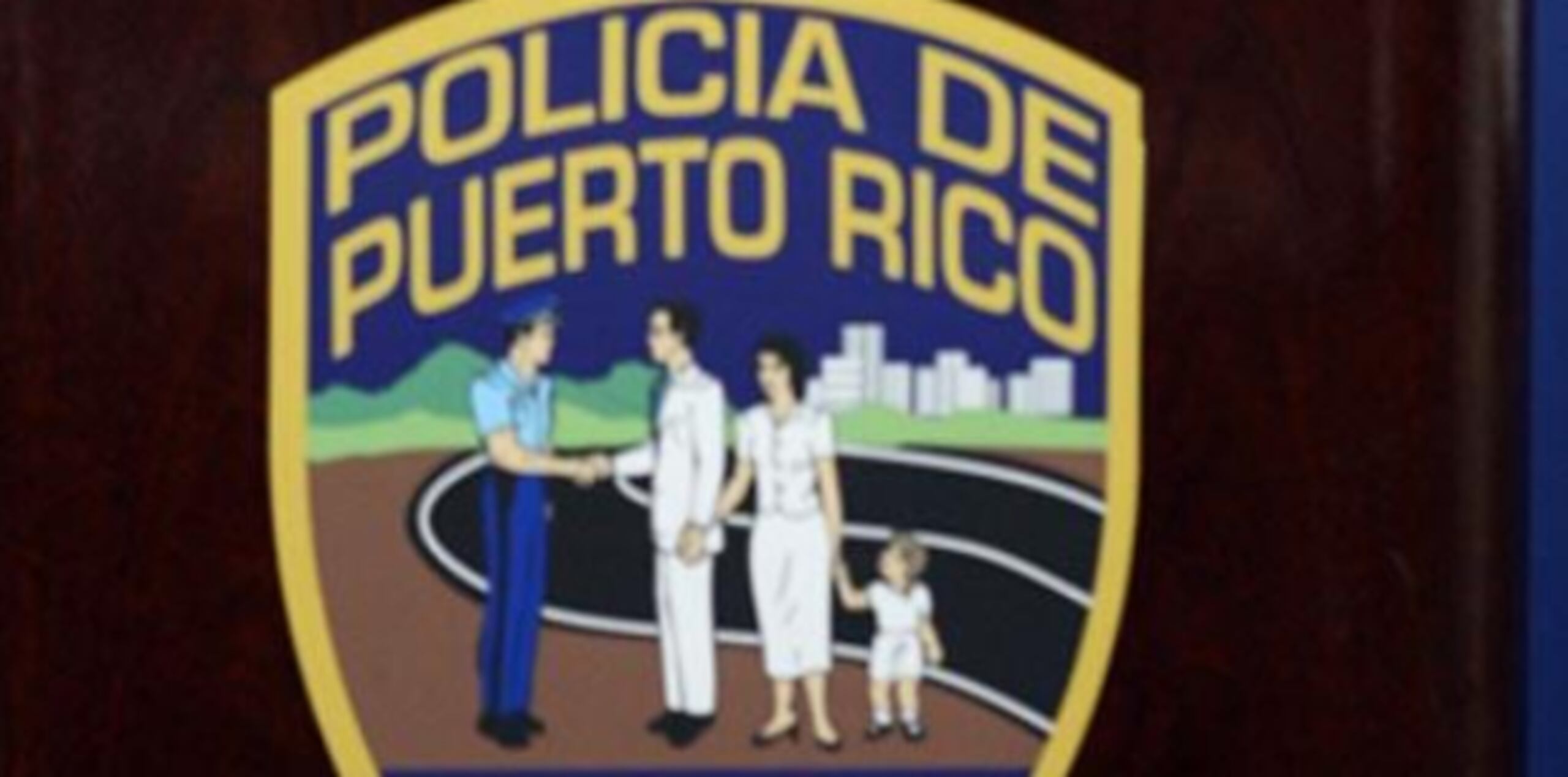 Agentes adscritos a la División de Robos a Bancos y Fraude se dirigen a la escena para iniciar la pesquisa.(Archivo)