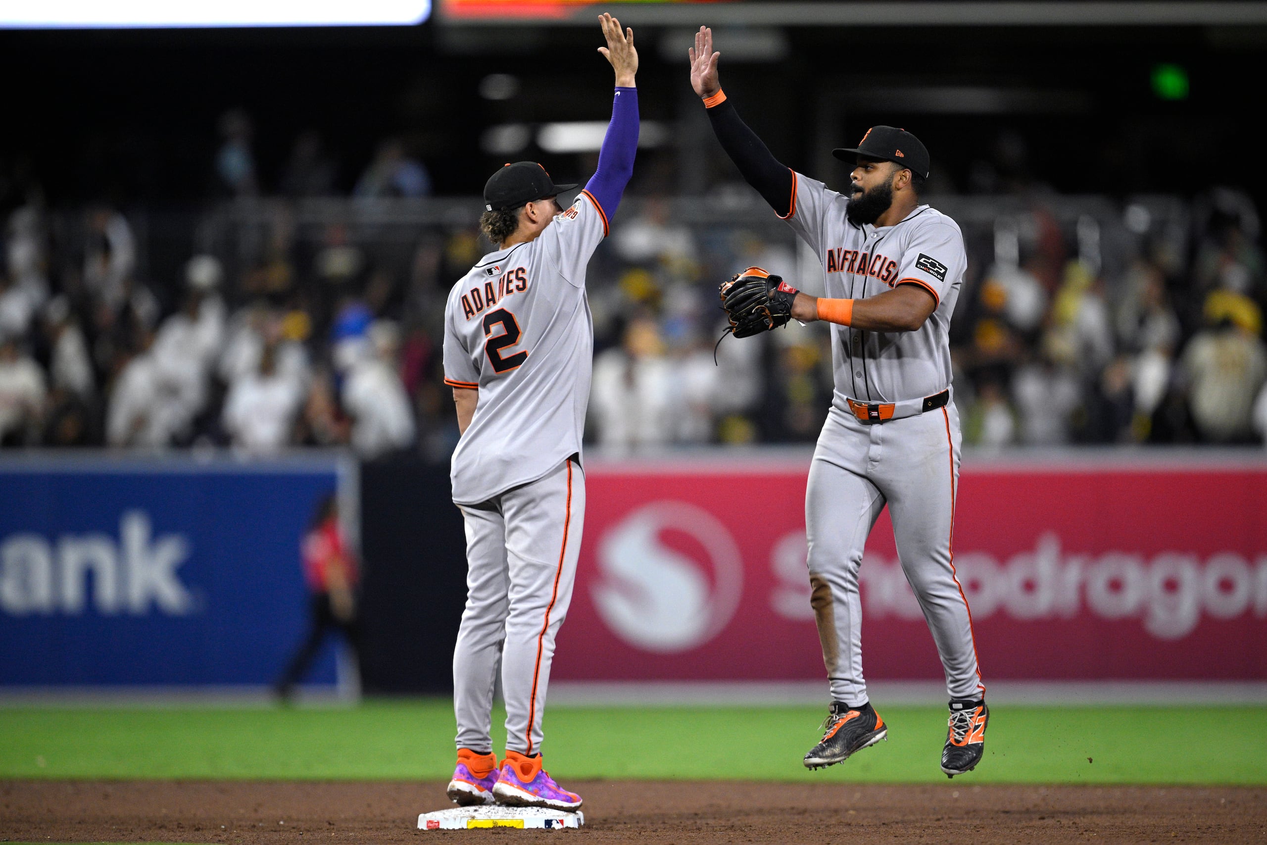 Heliot Ramos, a la derecha, celebra con Willy Adames al finalizar el partido.
