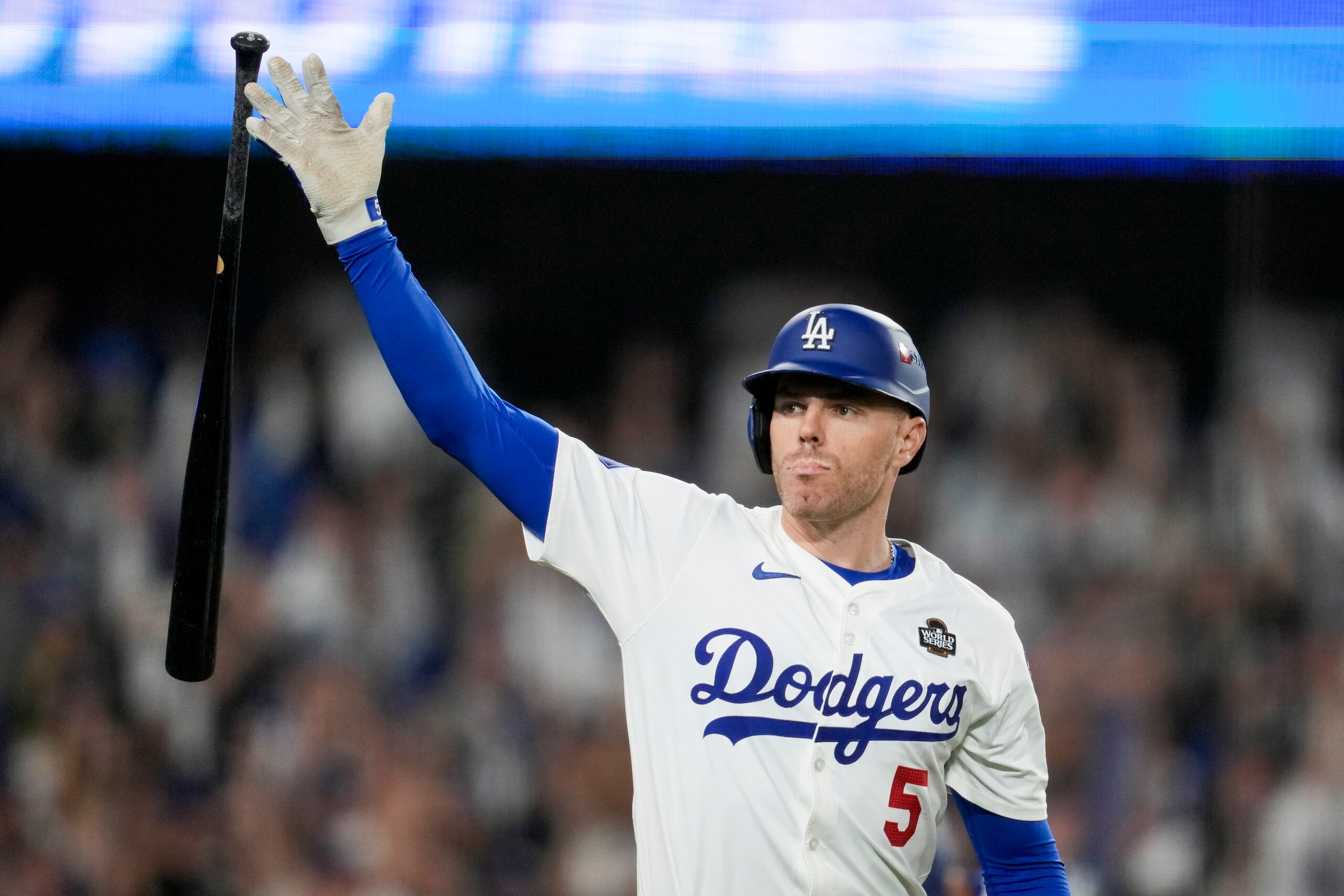 Freddie Freeman, de los Dodgers de Los Ángeles, celebra su grand slam contra los Yankees de Nueva York durante la décima entrada en el primer juego de la Serie Mundial 2024.