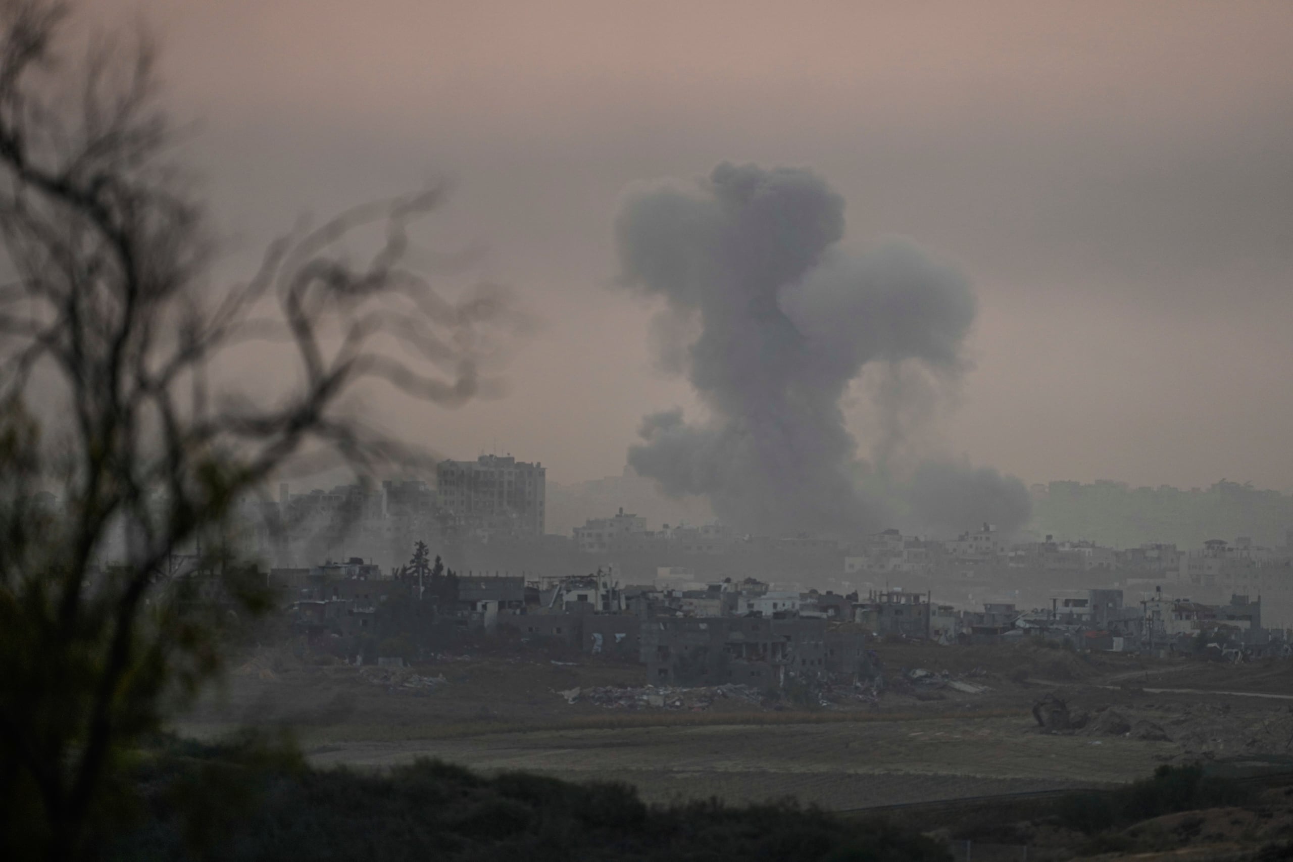 Una nube de humo se levanta en la Franja de Gaza luego de ser bombardeada por Israel el lunes 4 de diciembre de 2023. (AP Foto/Ohad Zwigenberg)