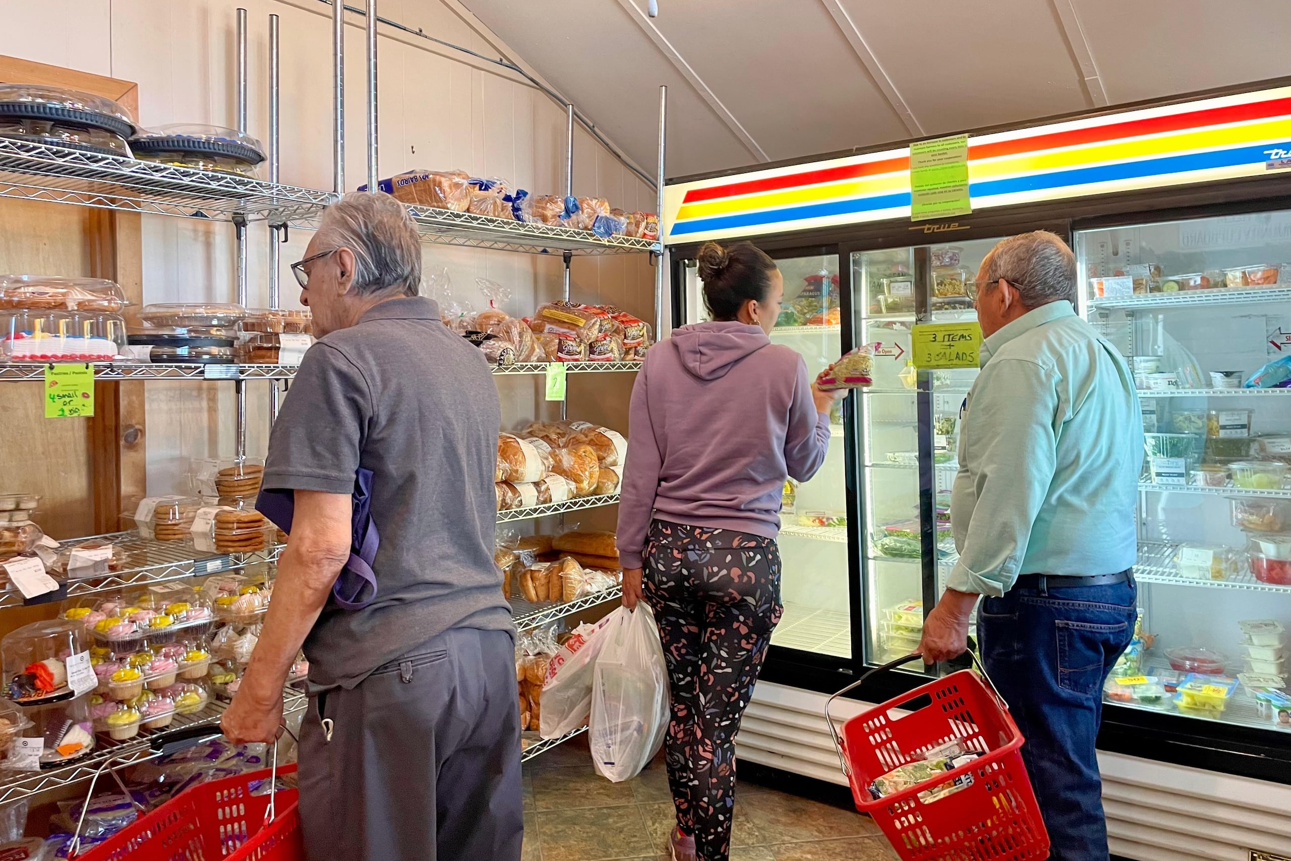 Aunque jueces federales emitieron un fallo ordenando utilizar fondos de emergencia para mantener los subsidios, aún no está claro si esa ayuda acabará distribuyéndose. En la foto, personas adquieren productos este viernes, en Austin. (EFE/ Alejandra Arredondo)