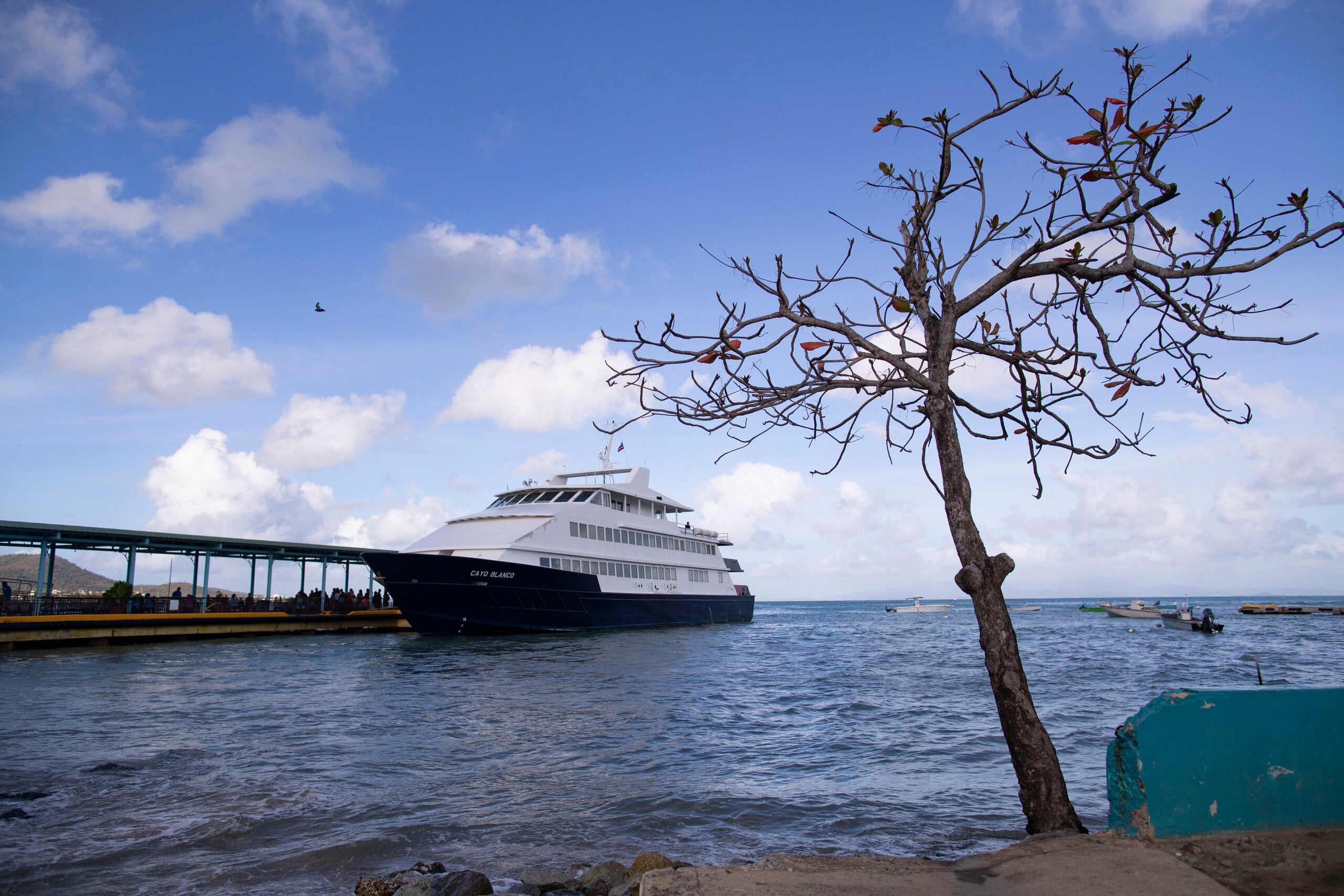 Un ferry recoge pasajeros como parte del transporte entre Ceiba y las islas municipios de Vieques y Culebra.