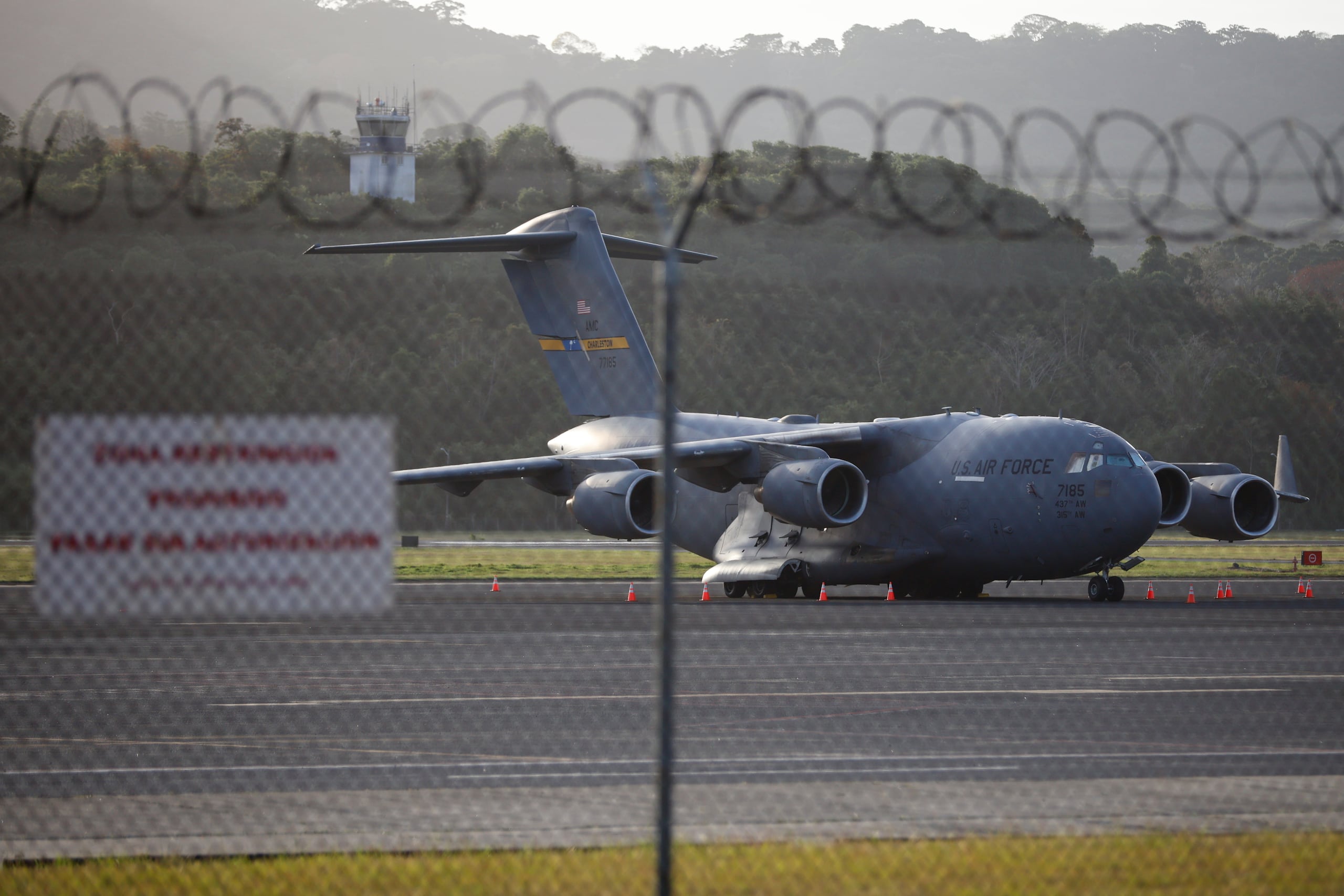Fotografía de archivo de un Boeing C-17A de la Fuerza Aérea estadounidense, estacionado en el Aeropuerto Internacional de Panamá Pacífico, en Ciudad de Panamá (Panamá). EFE/ Bienvenido Velasco