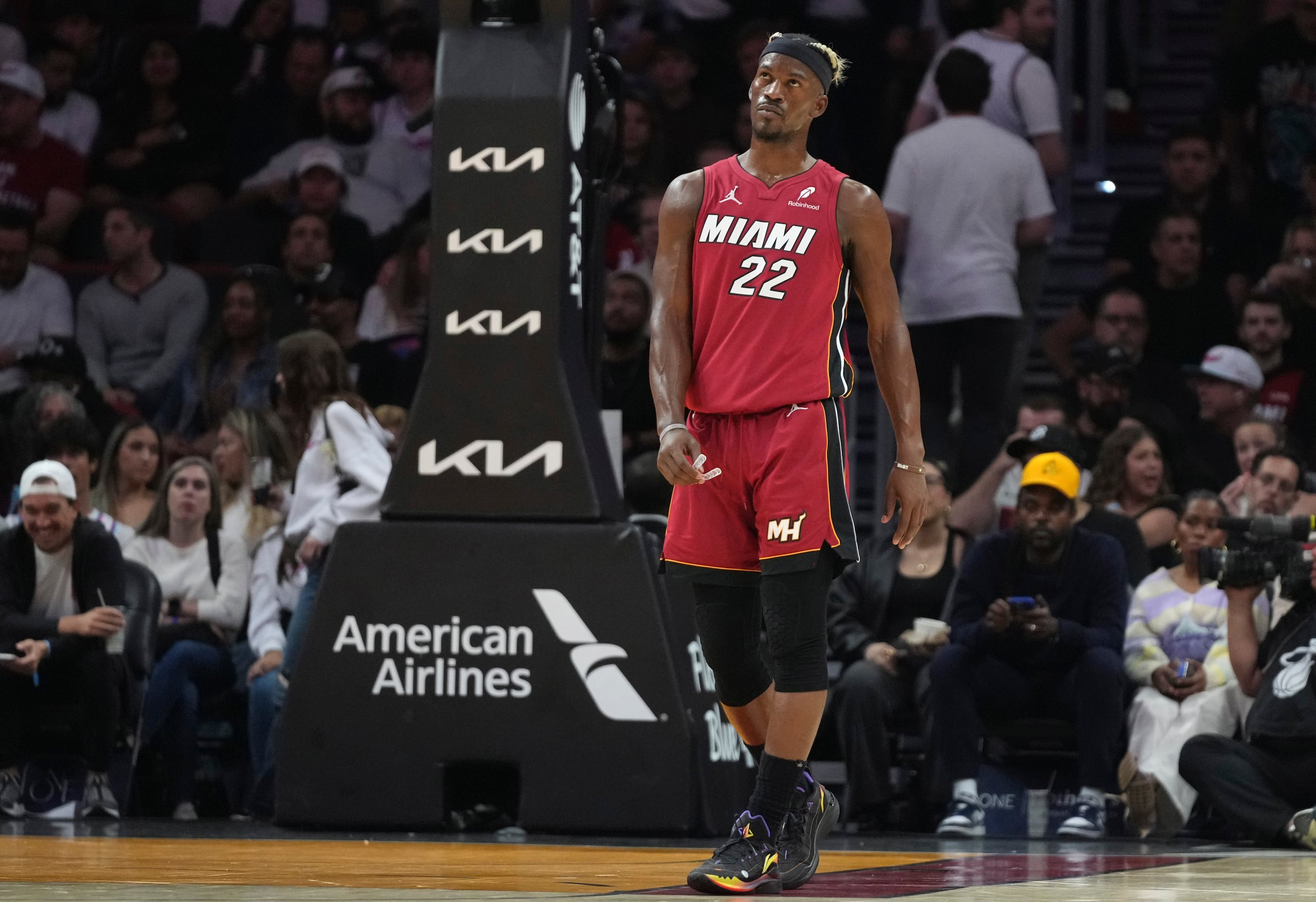Jimmy Butler, alero del Heat de Miami, camina sobre la cancha en el partido del martes 21 de enero de 2025 ante los Trail Blazers de Portland.