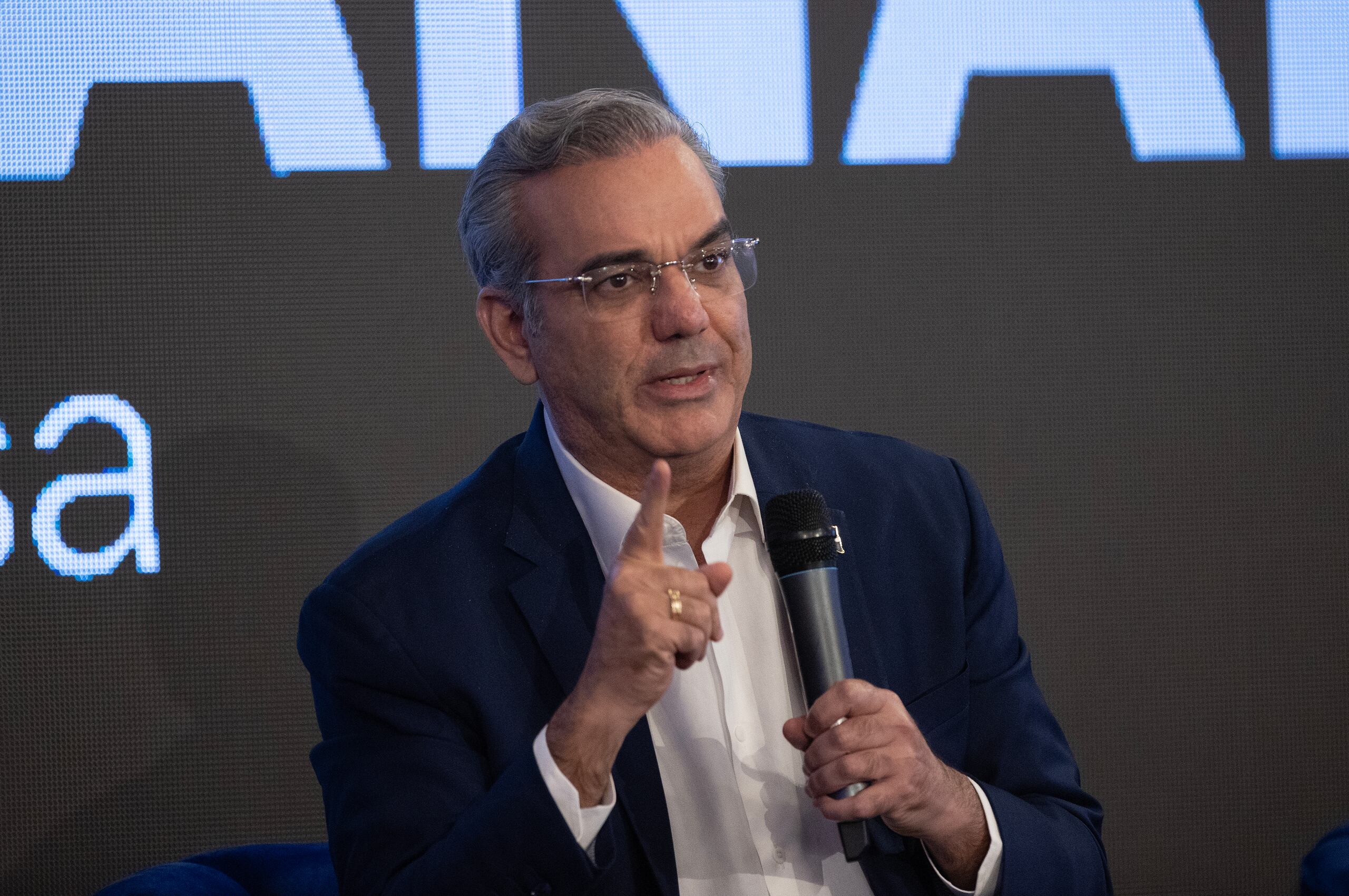 Según el decreto firmado por Abinader, "la decisión obedece a que la Constitución dominicana establece como objetivo de alta prioridad el combate de las actividades criminales transnacionales que pongan en peligro los intereses del país".