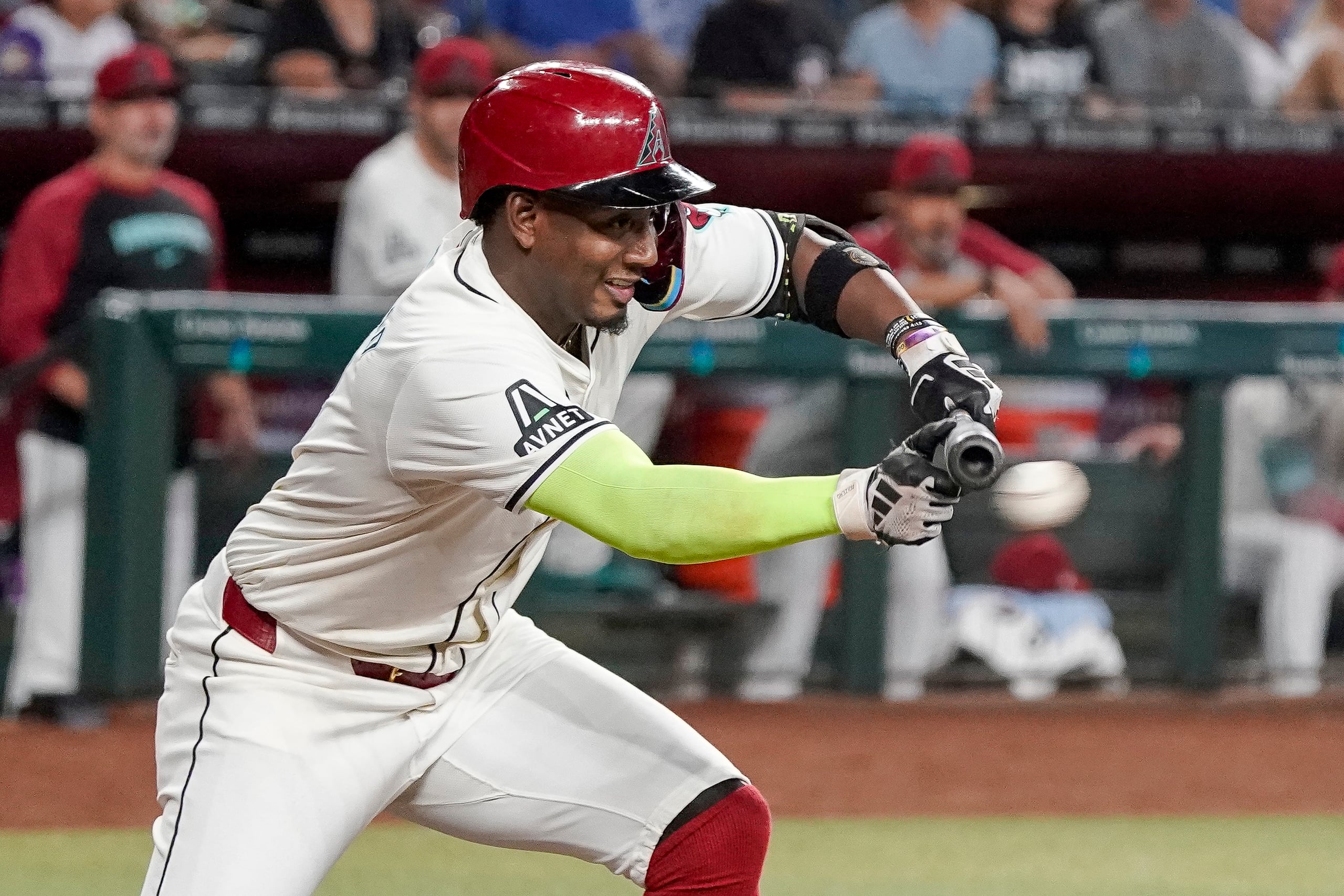 El campocorto de los Diamondbacks de Arizona Geraldo Perdomo con un toque en la cuarta entrada del encuentro ante los Padres de San Diego el domingo 29 de septiembre del 2024. (AP Foto/Darryl Webb, Archivo)
