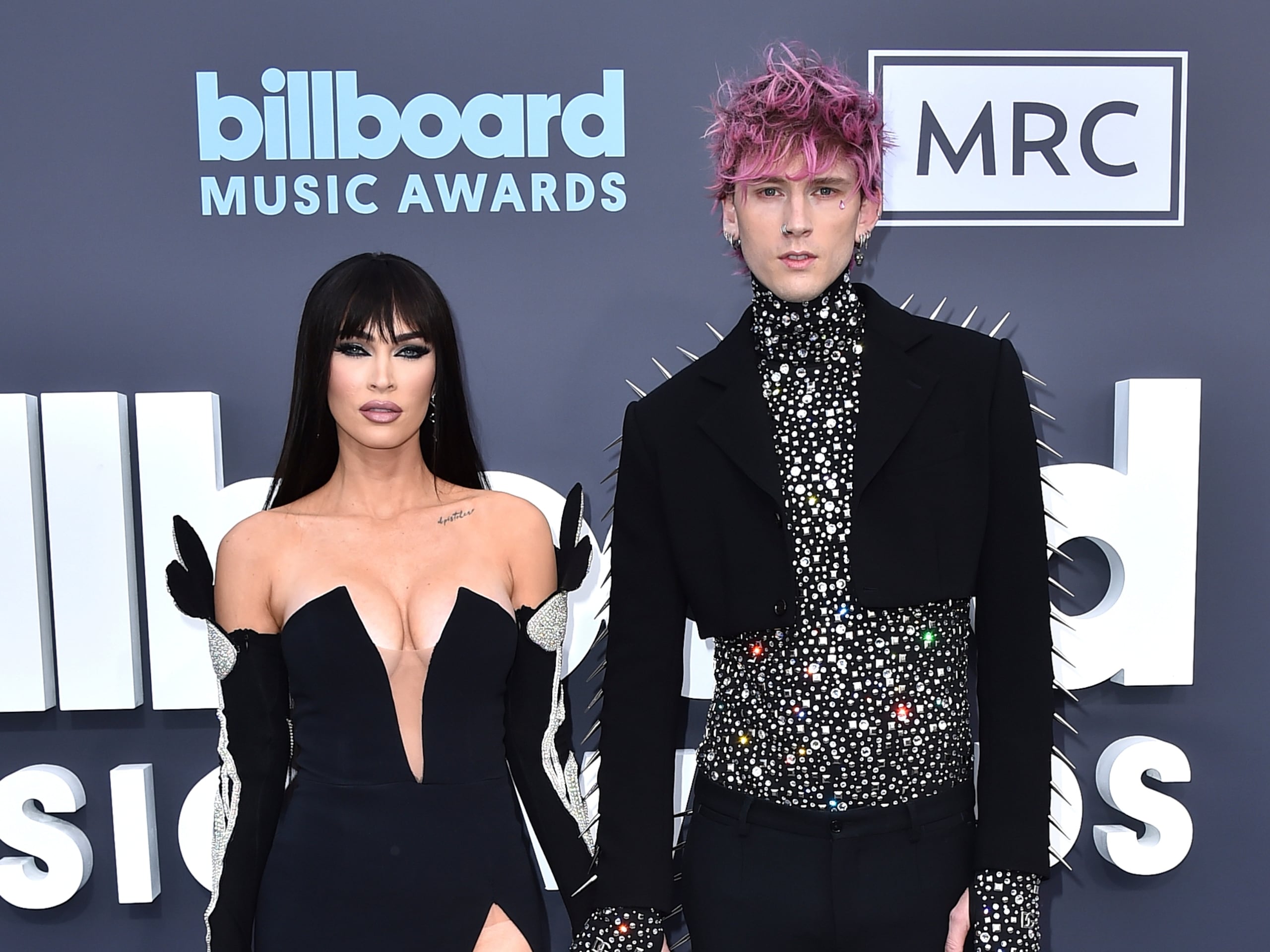 Megan Fox, a la izquierda, está comprometida con el músico Machine Gun Kelly desde enero de 2022.