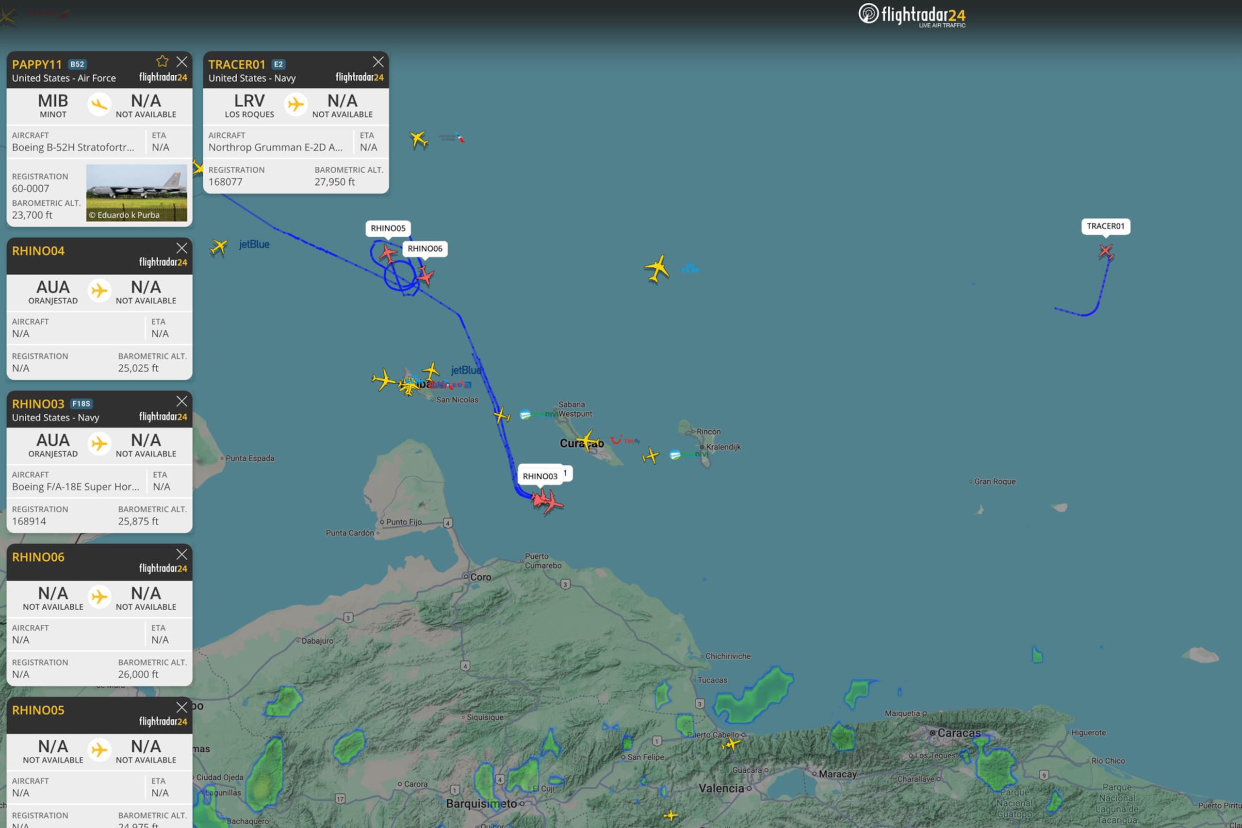 Imagen tomada de la cuenta oficial de X @flightradar24 que muestra el rastreo de los vuelos de aviones militares estadounidenses frente a las costas de Venezuela el lunes, 24 de noviembre.