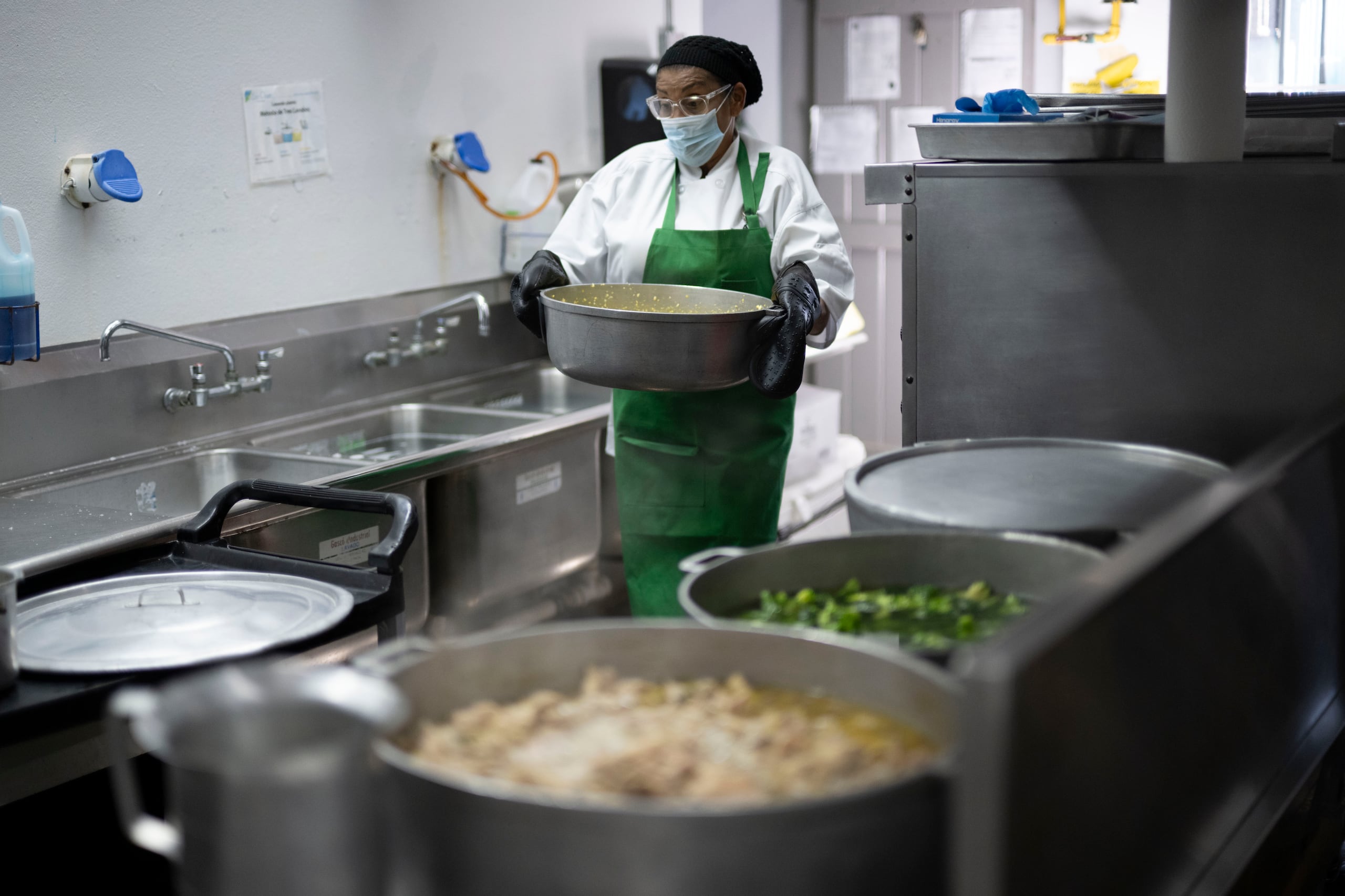 Tras 15 años de espera, las empleadas de los comedores escolares del Departamento de Educación recibieron nuevos uniformes.