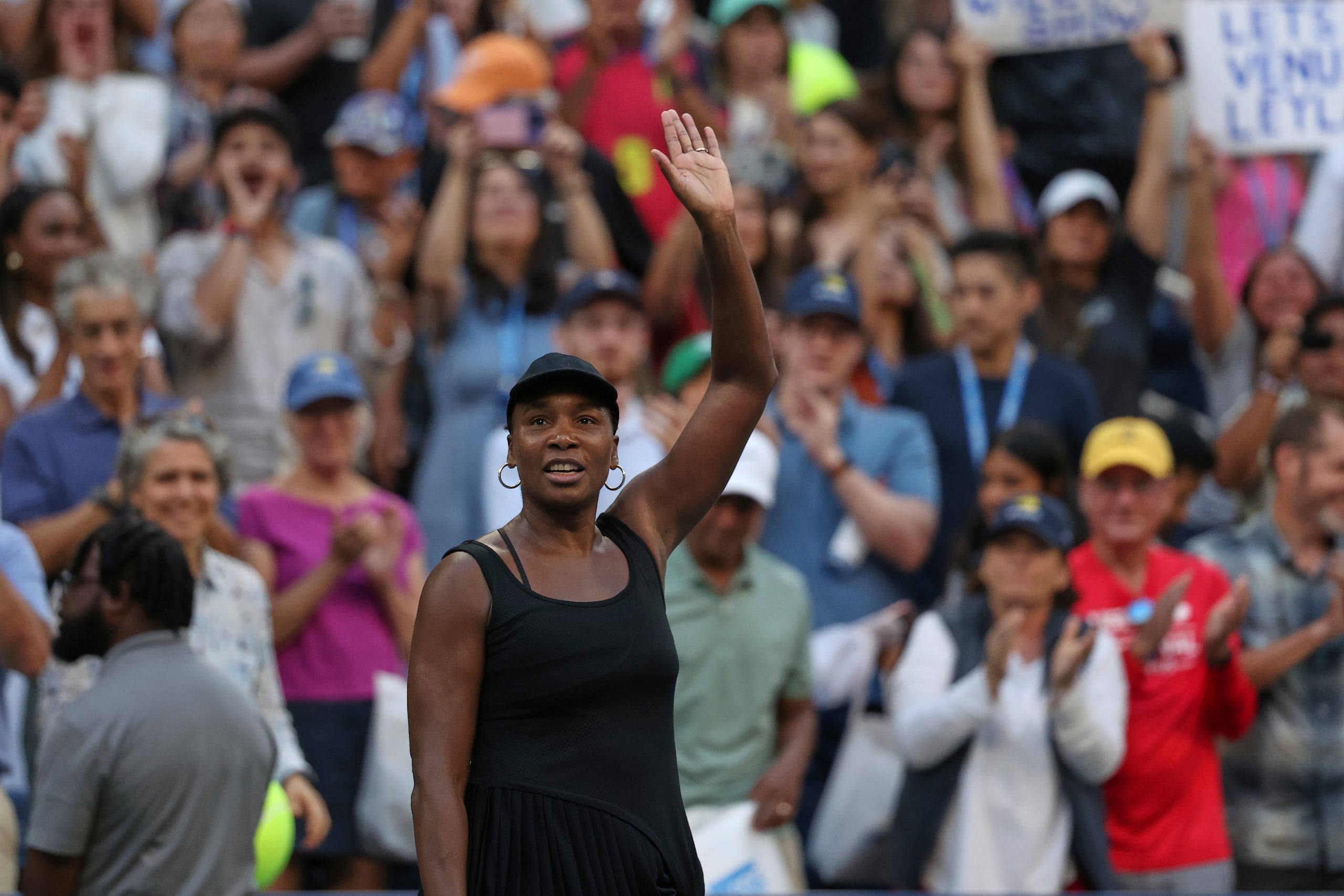 La local Venus Williams agradece al público tras su eliminación en dobles.