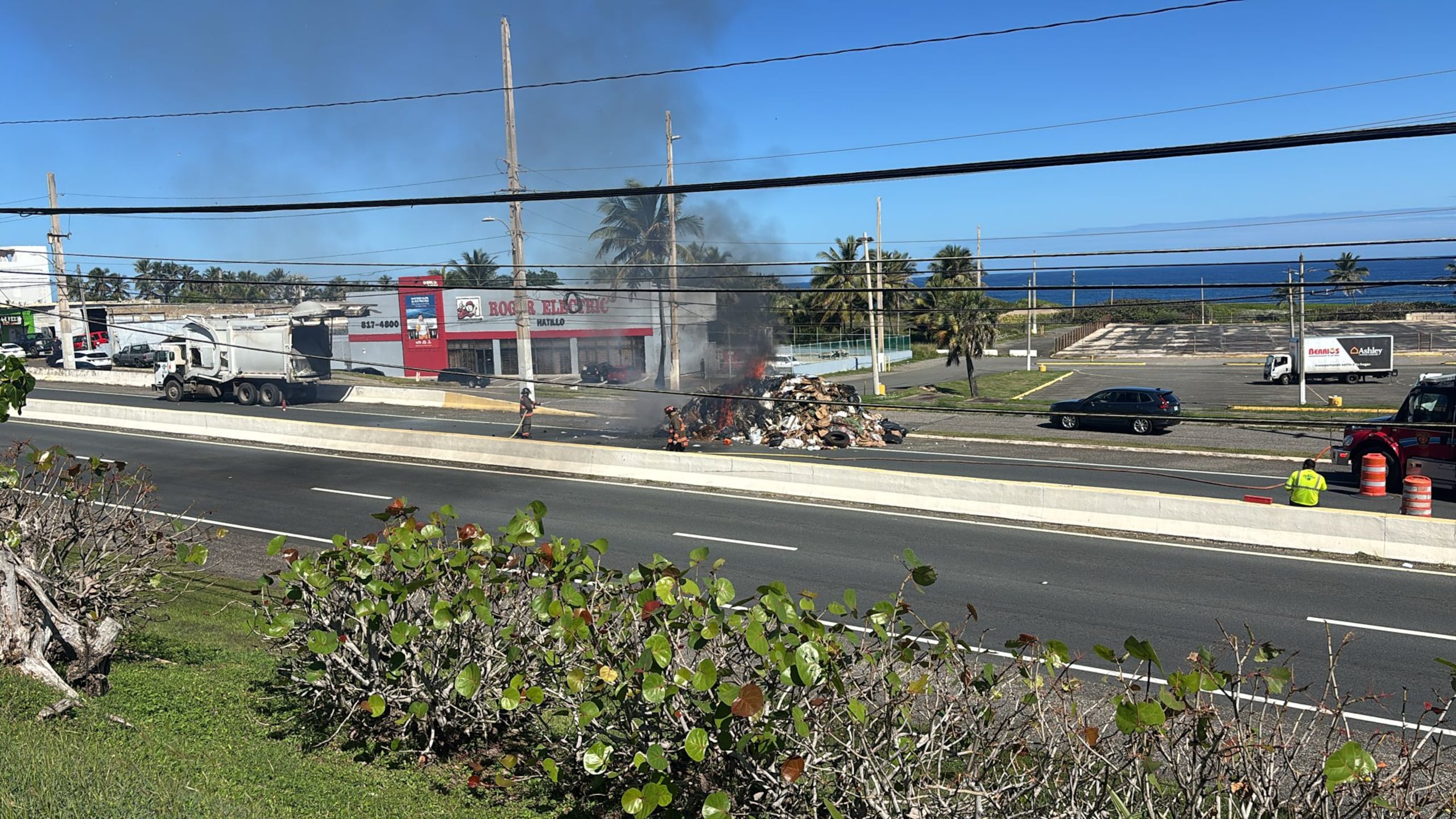 Un camión de recogido de basura se incendió frente al centro comercial Plaza del Norte en Hatillo.