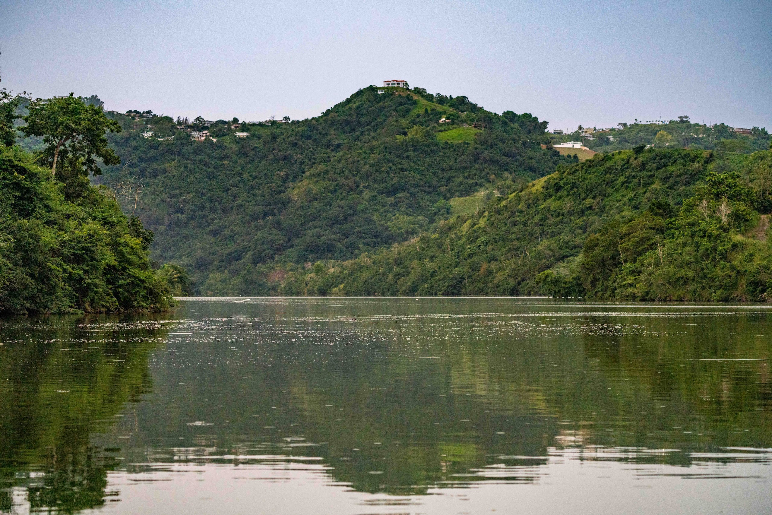 En la fase I se contemplan el diseño y estudios para la remoción de alrededor de 4.2 millones de yardas cúbicas de sedimento que se estima se acumuló en 11 embalses como parte del impacto de los ciclones que azotaron la Isla en el 2017.