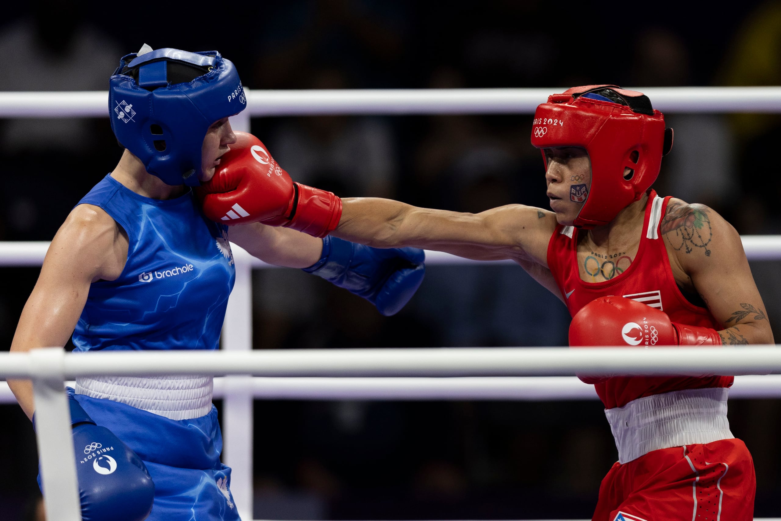 Ashleyann Lozada, a la derecha, fue la primera boxeadora mujer boricua en competir en unas Olimpiadas el verano pasado.