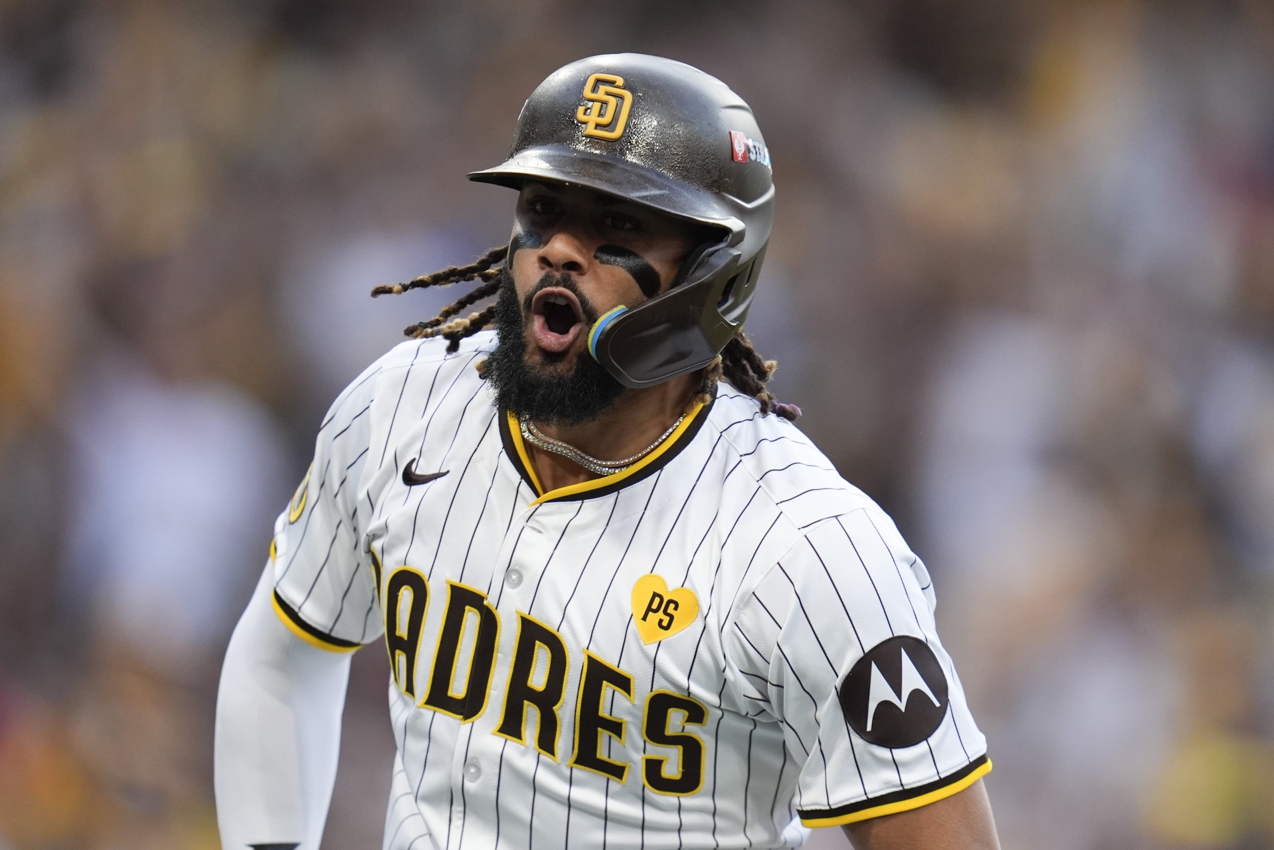 El dominicano Fernando Tatis, de los Padres de San Diego, festeja luego de conectar un jonrón ante los Braves de Atlanta, en el primer juego de la serie de comodines de la Liga Nacional.