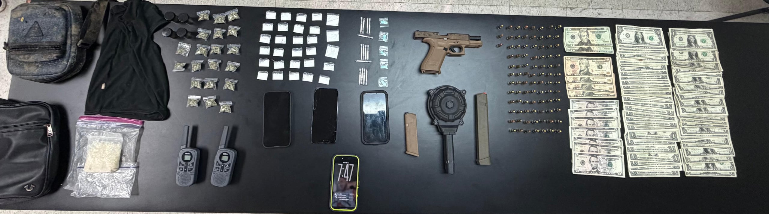 Arma ilegal, cargadores, balas y drogas, ocupadas en un allanamiento en una casa del barrio La Central en Canóvanas, donde dormían cinco niños en condiciones infrahumanas.