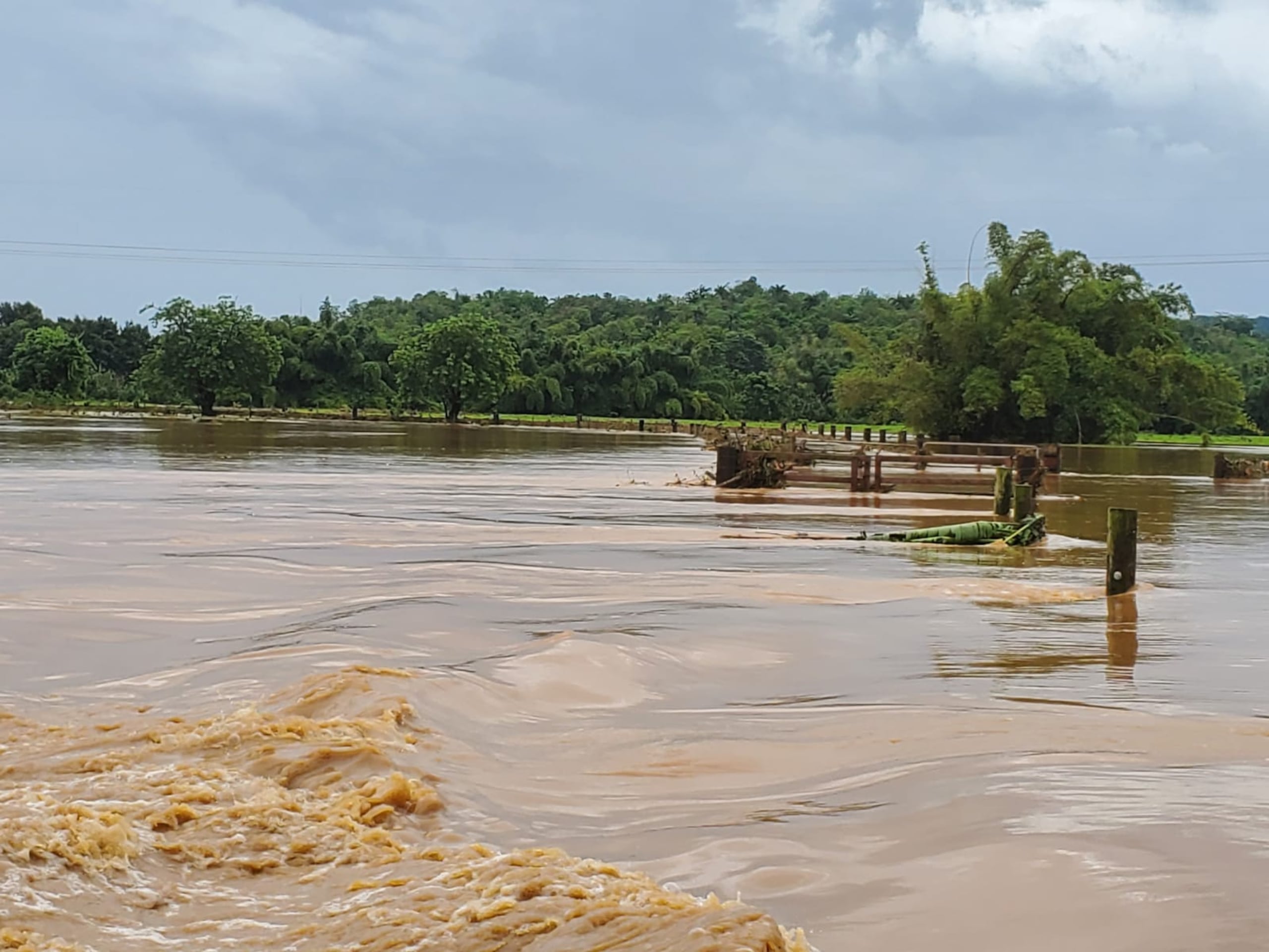 Vista del río Tanamá, en Arecibo, cerca de la carretera PR-10.