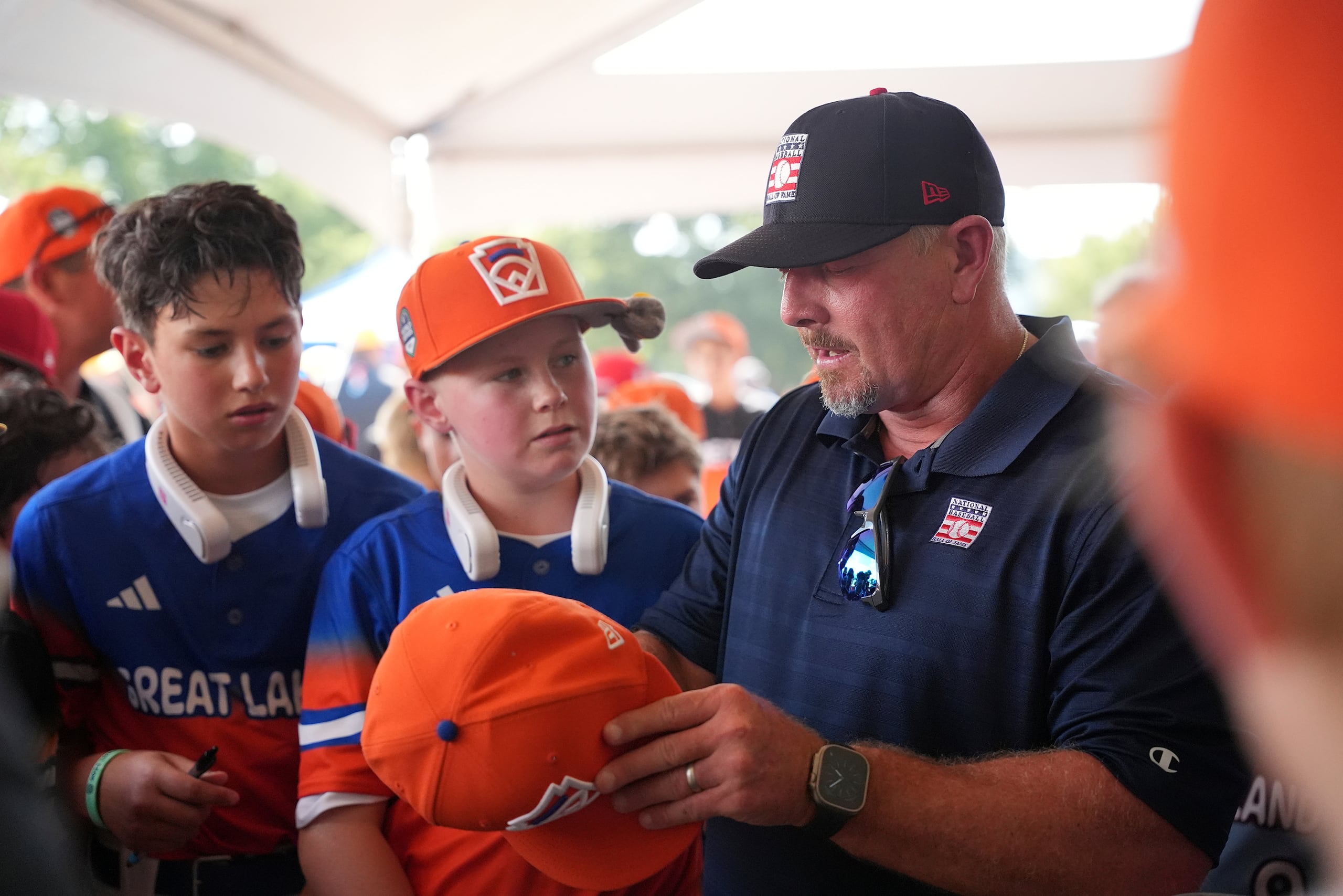 El 'Hall of Famer' Billy Wagner firma la gorra de un niño del equipo de Great Lakes.