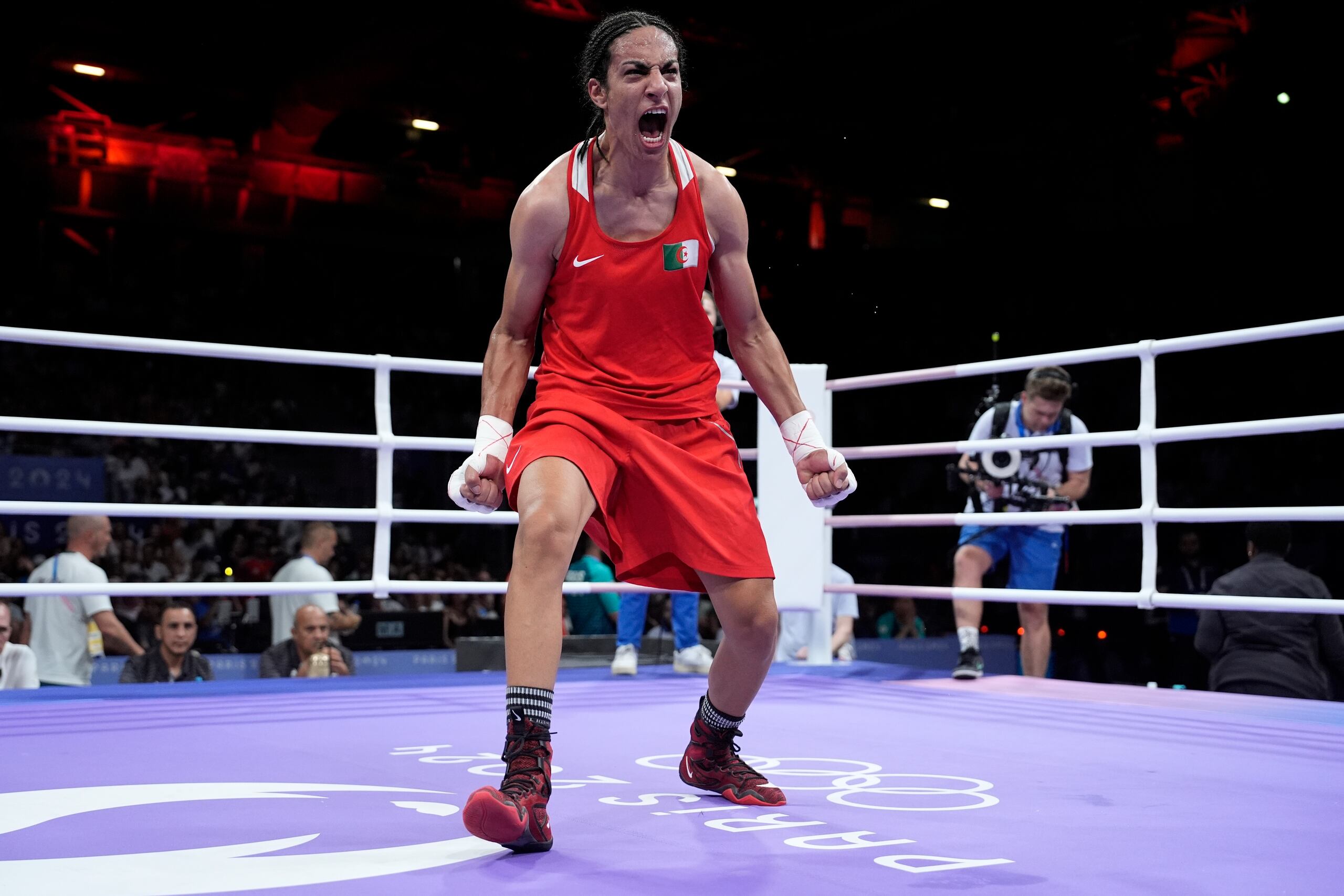 Imane Khelif celebra su victoria en los cuartos de final de la pelea de 66 kilogramos femenina.