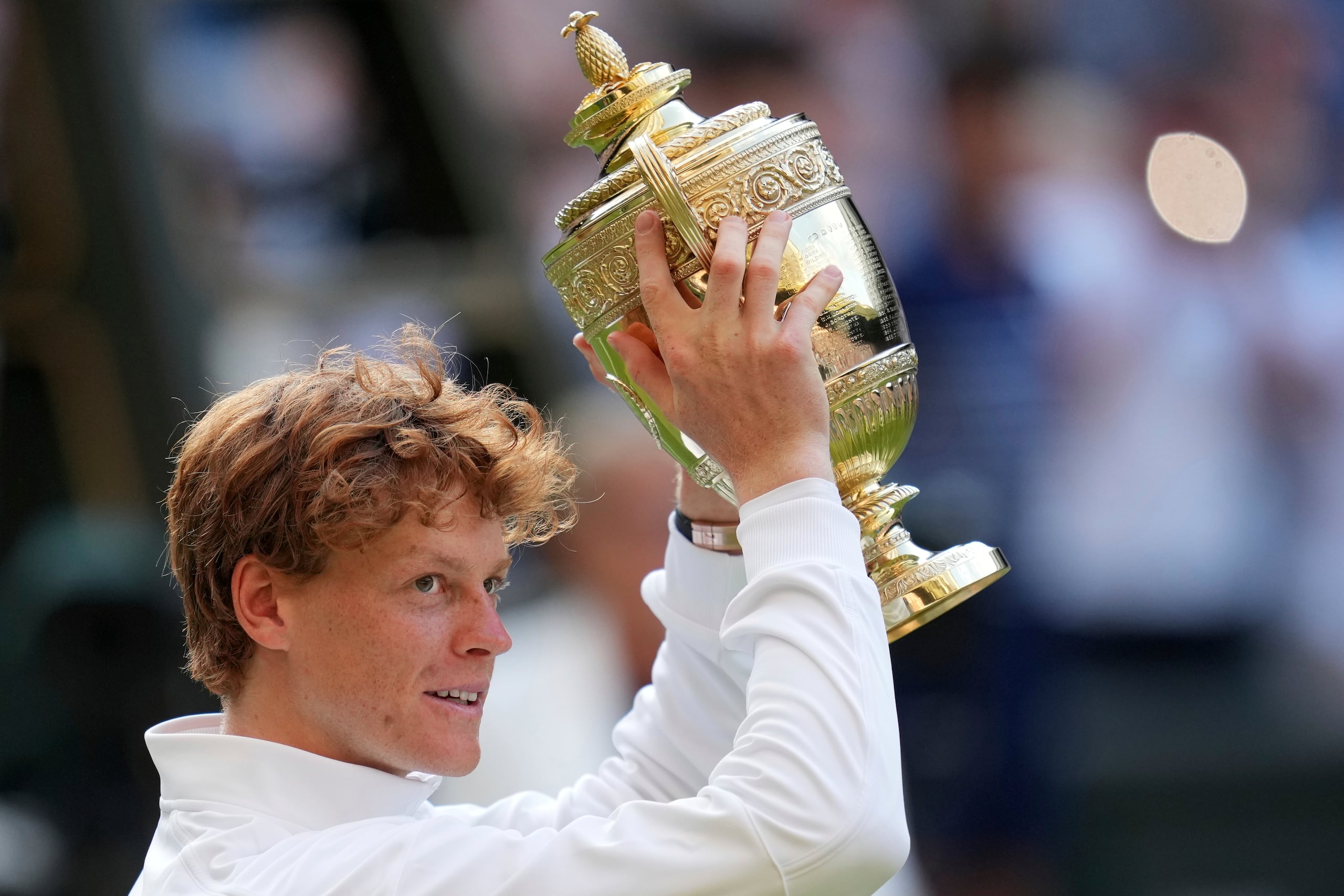 Jannik Sinner celebra con el trofeo tras vencer en la final de Wimbledon a Carlos Alcaraz, el domingo 13 de julio del 2025, en Londres. (AP Foto/Kin Cheung)
