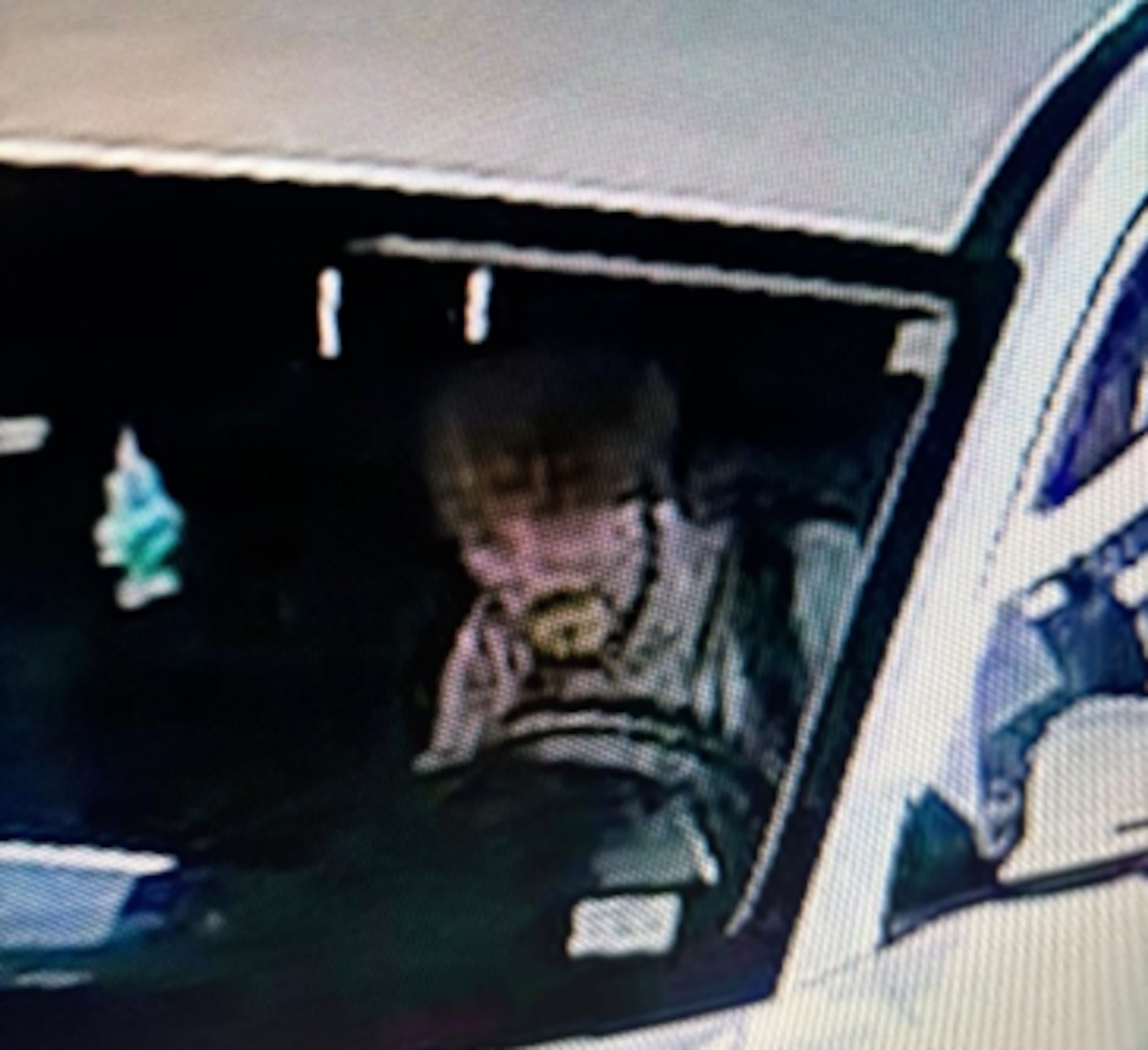 Este individuo es buscado por el CIC de Bayamón por cometer un “carjacking” el 3 de junio en el estacionamiento del restaurante de comida rápida McDonald’s, localizado en la carretera PR-174, en ese municipio.
