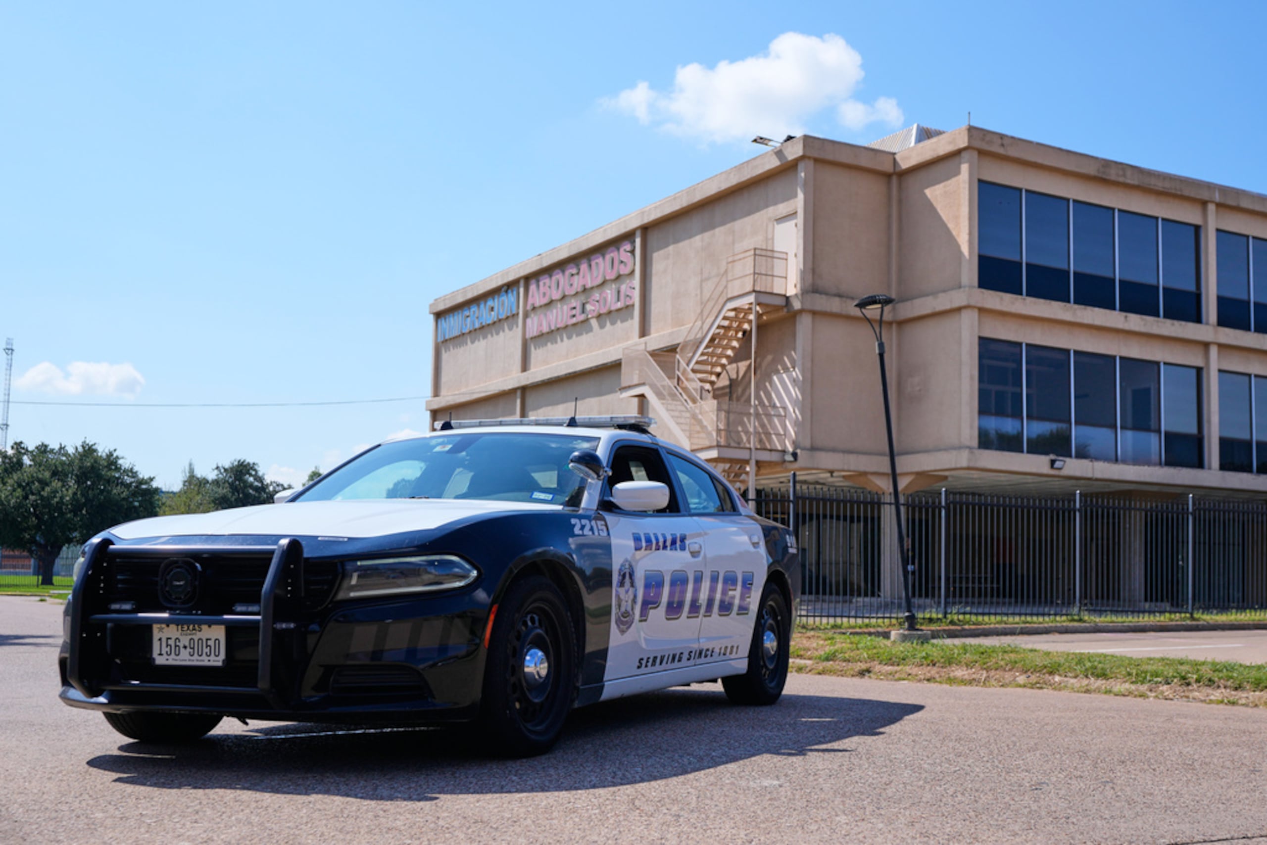 Un vehículo policial bloquea el paso cerca de una escena donde se cometió un delito junto a una oficina del Servicio de Inmigración y Control de Aduanas (ICE, en inglés), el jueves 25 de septiembre de 2025, en Dallas.